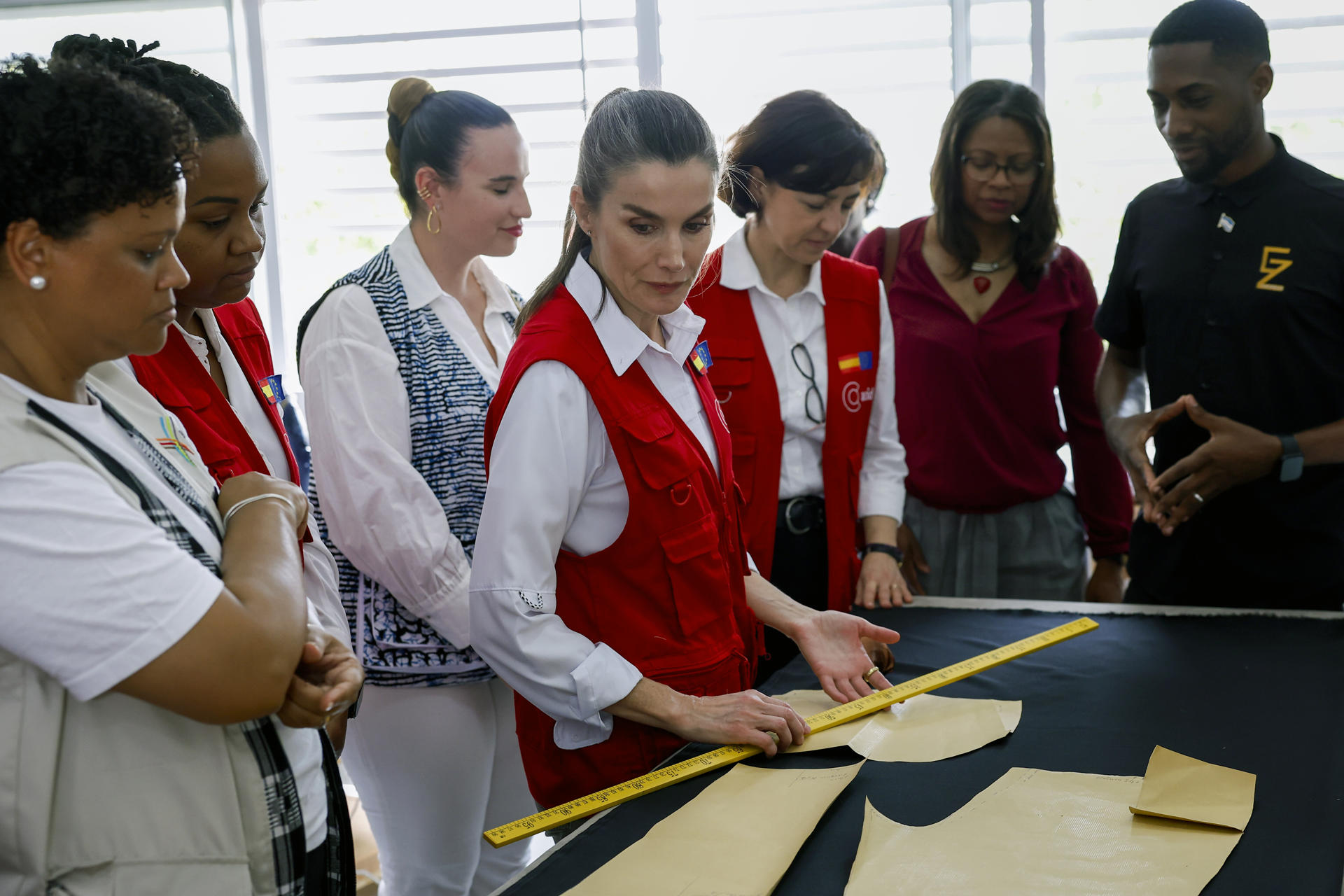 La reina Letizia (c) durante su visita a la cooperativa de corte y costura del proyecto 'Empoderamiento y autonomía económica de las mujeres' en Pedra Badejo, este martes durante su visita a Cabo Verde. EFE/ Chema Moya
