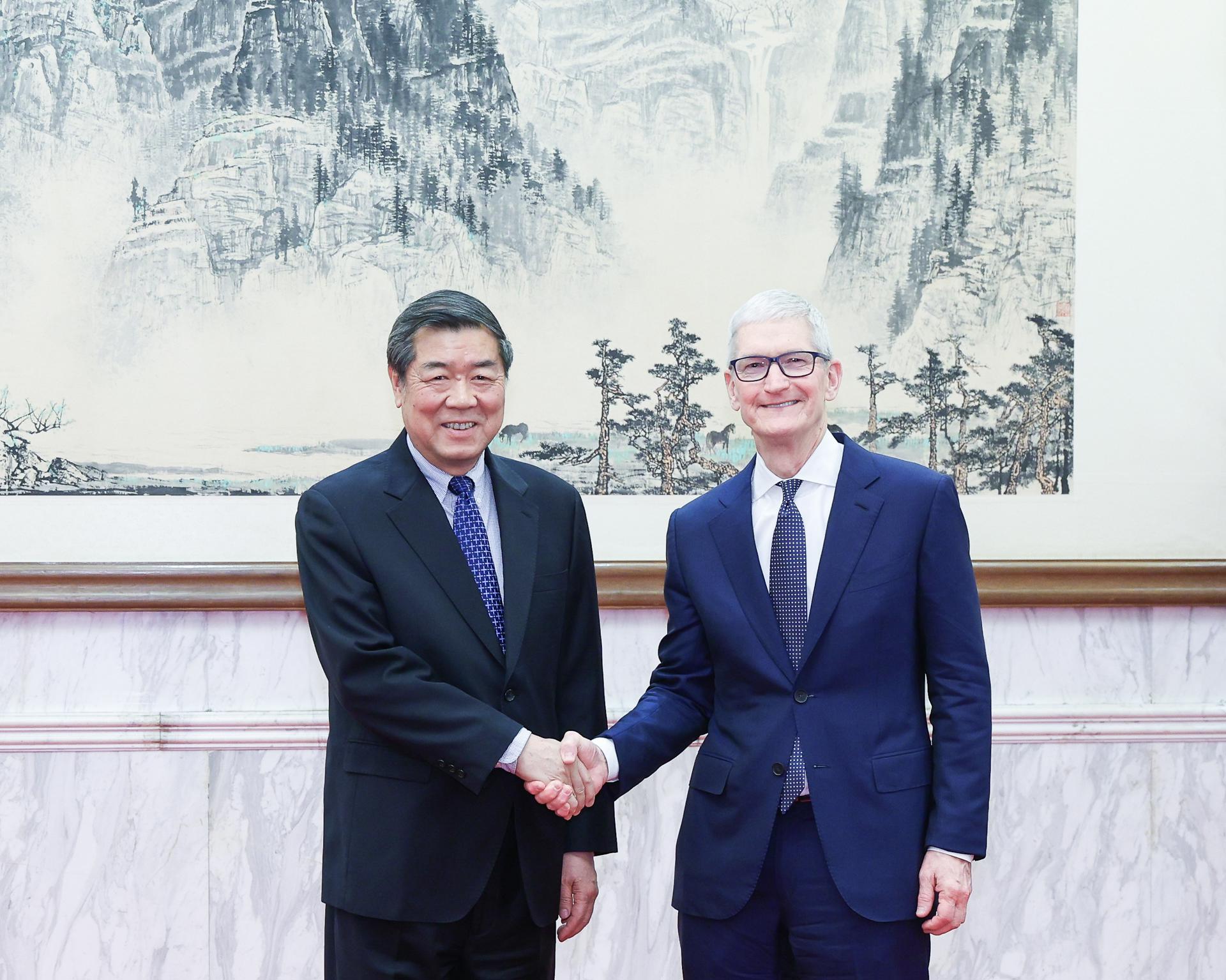 El viceprimer ministro chino, He Lifeng (izq.), estrecha la mano del director ejecutivo de Apple, Tim Cook, en Pekín, China, el 23 de marzo de 2025 (publicado el 24 de marzo de 2025). EFE/EPA/XINHUA / XINHUA / Liu Bin CHINA OUT / UK AND IRELAND OUT / MANDATORY CREDIT EDITORIAL USE ONLY