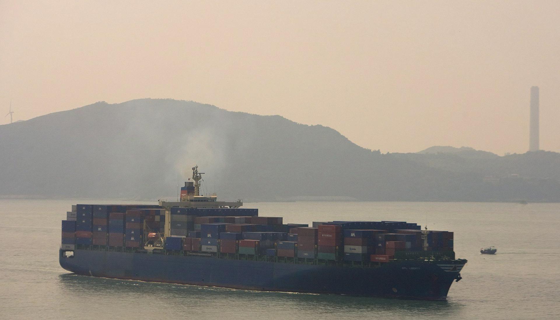 Imagen de archivo de un buque contenedor en el Puerto de Hong Kong, China. EFE/Paul Hilton
