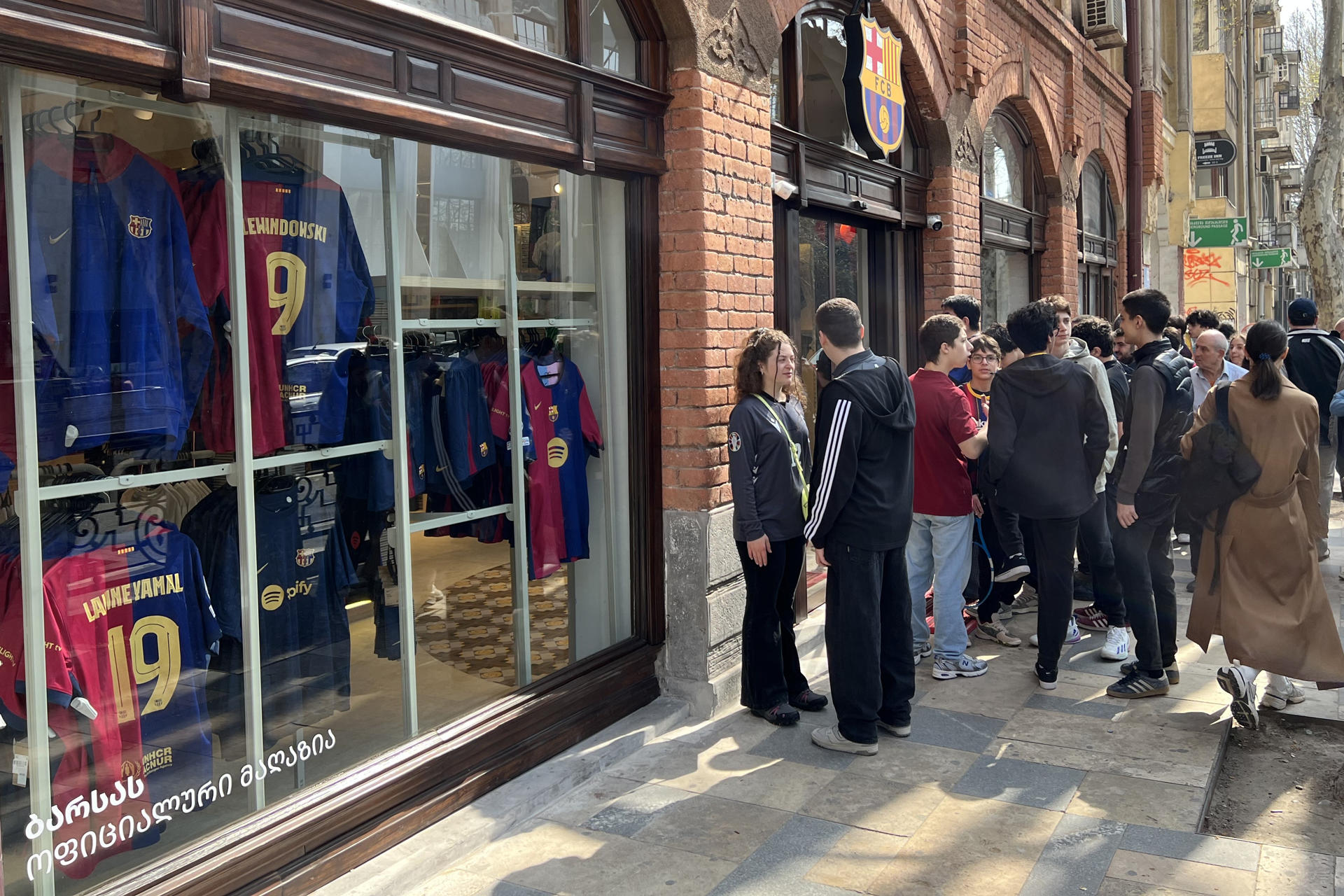 La inauguración de la tienda del Barcelona en la capital georgiana, la primera en el extranjero del club catalán, causó furor este sábado entre sus seguidores georgianos, que se congregaron junto sus puertas varias horas antes de que estas se abrieran al público. "¡Barça, Barça!", coreaban periódicamente decenas de aficionados, muchos de ellos con camisetas del club azulgrana, junto al establecimiento, situado en una céntrica calle tiflisense. EFE/ Misha Vignanski