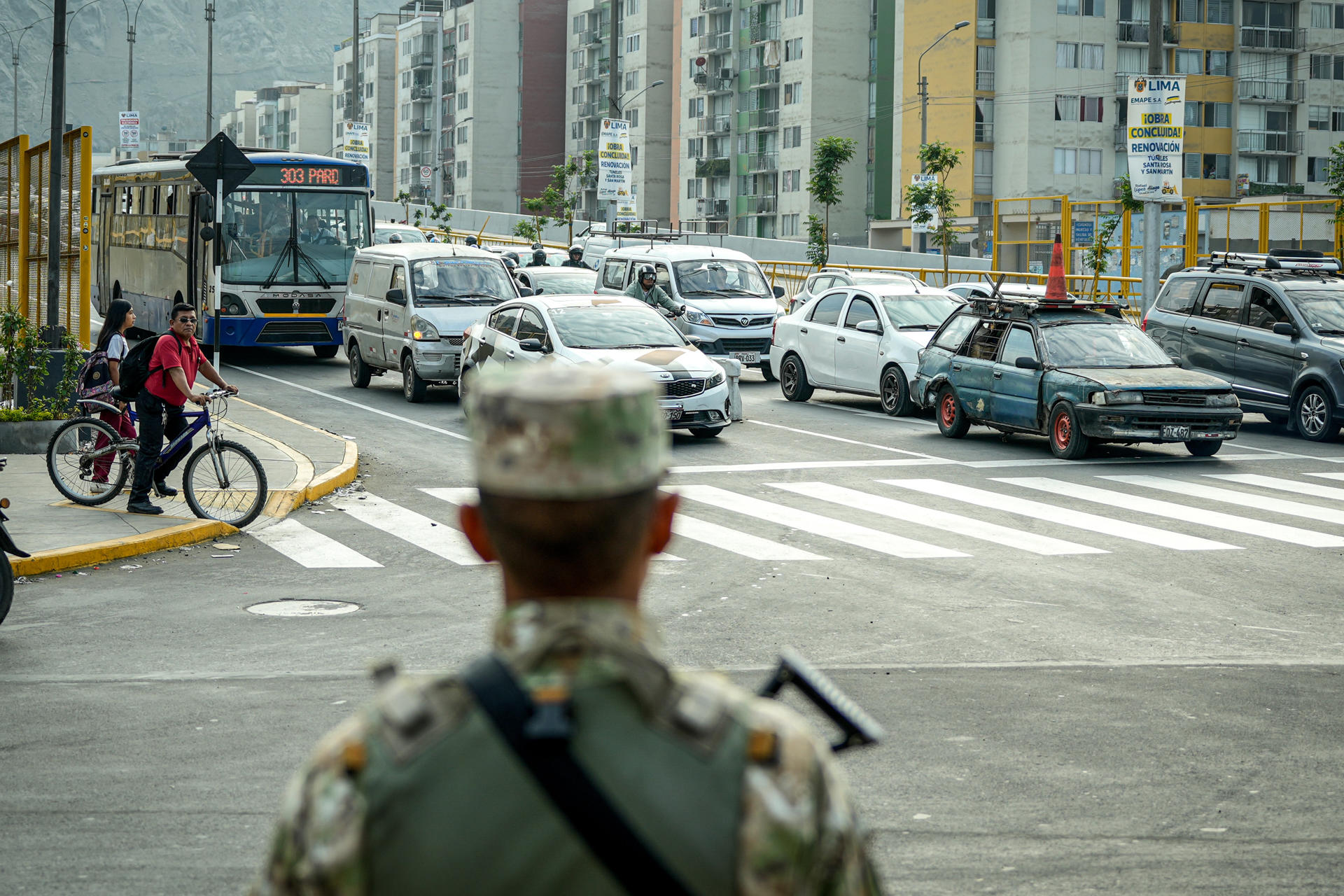 Integrantes de las Fuerzas Armadas de Perú custodian las calles este martes, en Lima (Perú). EFE/ John Reyes Mejia