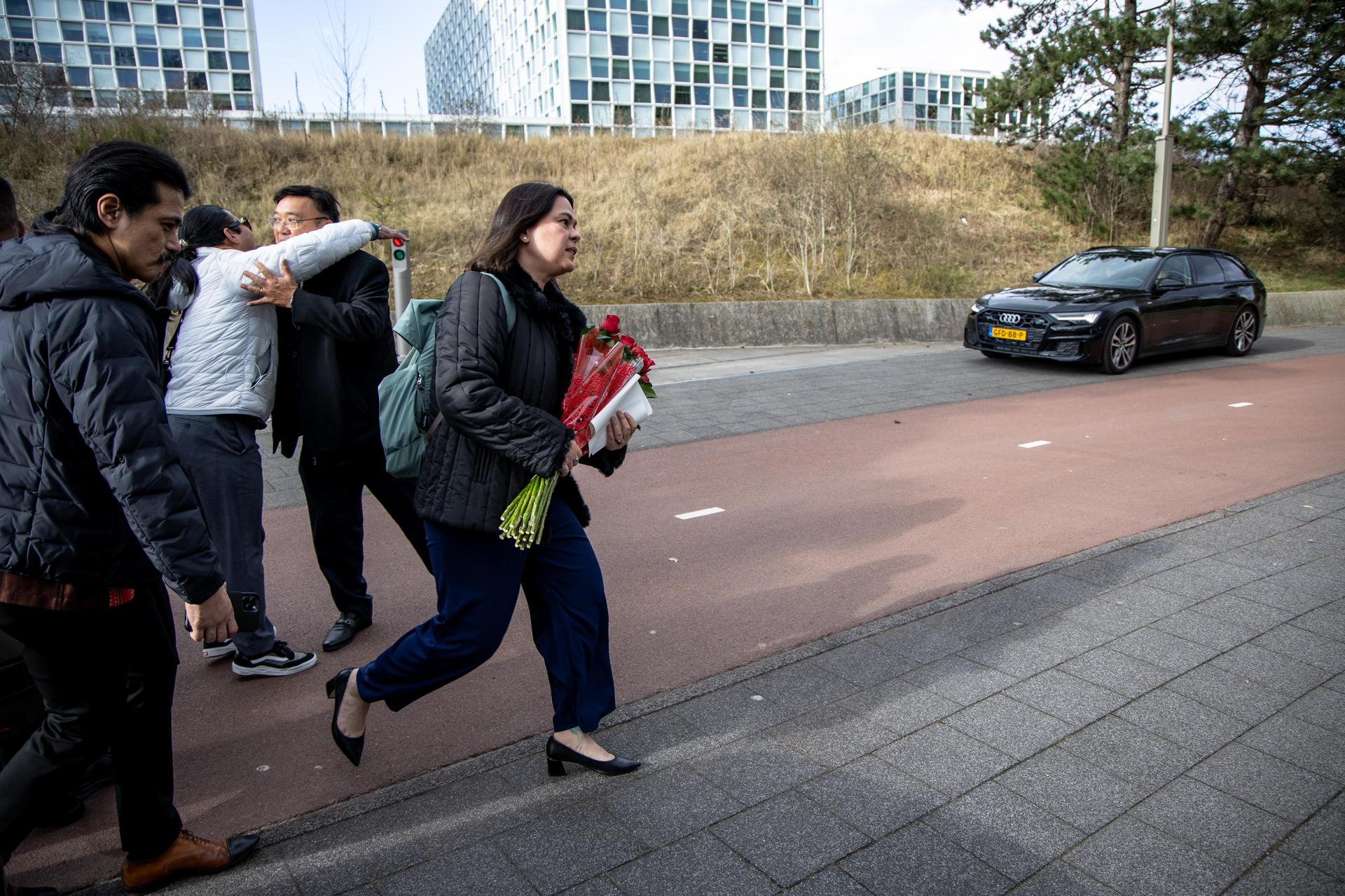 Sara Duterte, hija del presidente filipino Rodrigo Duterte, sale de la Corte Penal Internacional (CPI) en La Haya, Países Bajos, el 14 de marzo de 2025. Duterte, quien está detenido en la prisión de Scheveningen, compareció ante una sala de instrucción de la CPI en La Haya el 14 de marzo, tras su arresto el 11 de marzo en Manila. La CPI está investigando la campaña contra las drogas de Duterte que resultó en miles de casos de presuntos asesinatos extrajudiciales durante su mandato. (Países Bajos; Holanda, La Haya) EFE/EPA/SEBASTIAAN BAREL
