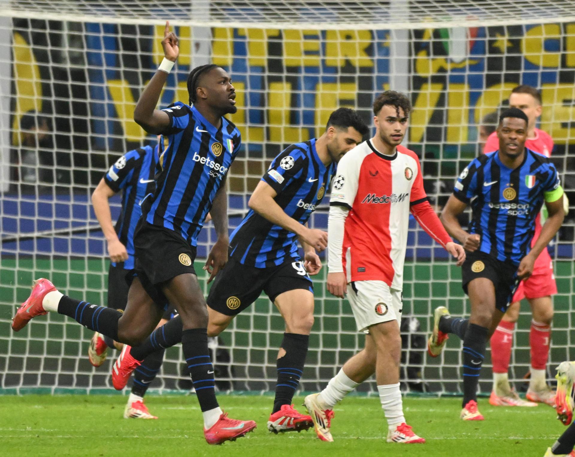 El jugador del Inter Milan Marcus Thuram (I) celebra el 1-0 durante el partido de vuelta de octavos de final de la UEFA Champions League que han jugado Inter Milan y Feyenoord en el Giuseppe Meazza Stadium en Milan, Italia. EFE/EPA/DANIEL DAL ZENNARO