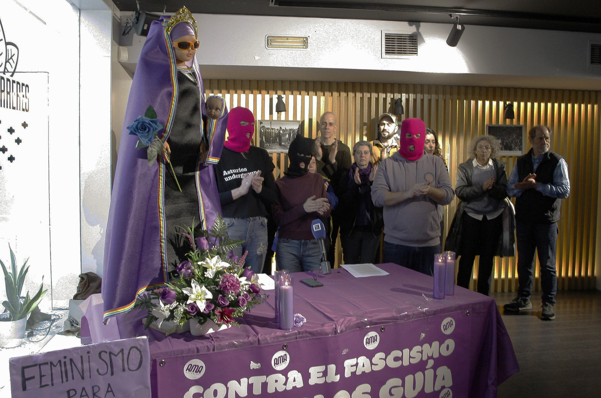 Portavoces de la Asamblea Moza de Asturies, acompañados por representantes de colectivos sociales, durante la rueda de prensa en la que pidieron la eliminación del delito contra las ofensas religiosas tras las denuncias de Abogados Cristianos y de la Hermandad de Estudiantes de Oviedo a los organizadores de la manifestación del 8M en Gijón por pasear una Virgen de Covadonga 'queer'. EFE/Juan González