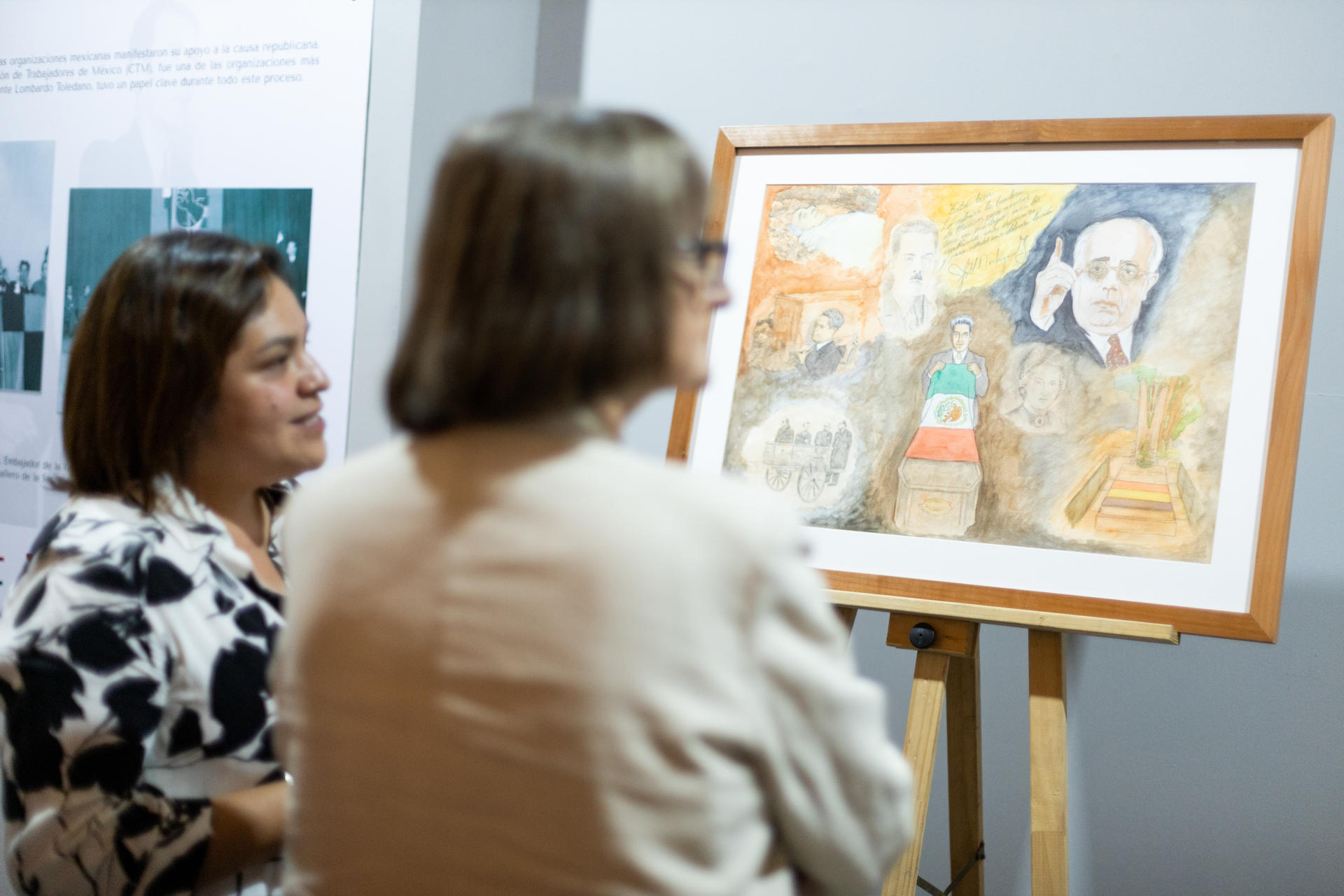 La rectora de la Universidad de Chile, Rosa Devés (d) y la embajadora de México en Chile, Laura Beatriz Moreno Rodríguez, asisten a la inauguración de la exposición 'Pasajes de la solidaridad de dos naciones hermanas: México y Chile a a 85 años del exilio republicano español' este martes, en Casa Central de la Universidad de Chile, en Santiago (Chile). EFE/ Ailen Díaz