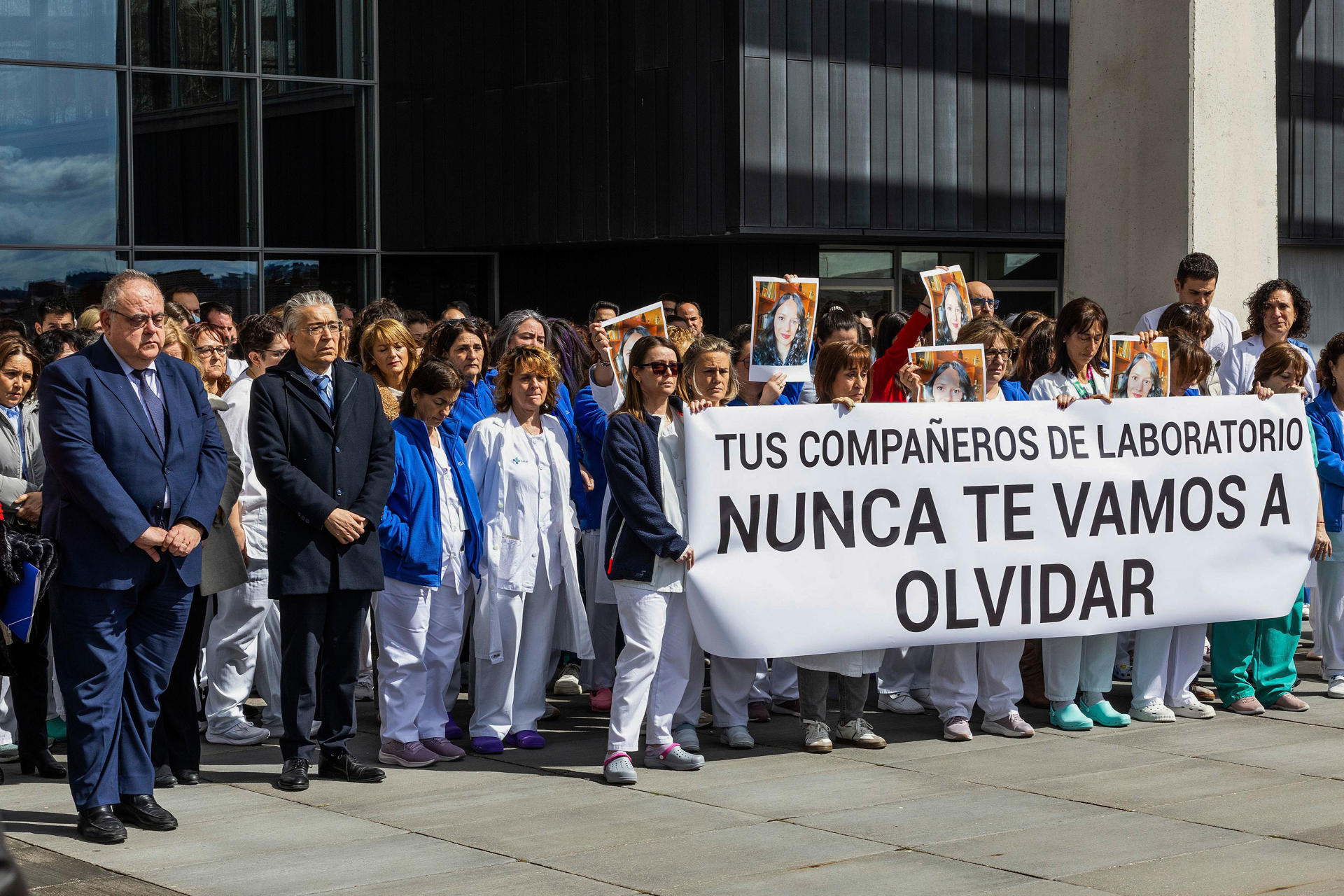 Minuto de silencio en el hospital de Burgos donde trabajaba Andrea Bejarano, la mujer cuyo cuerpo sin vida ha localizado este miércoles la Policía Nacional en un paraje boscoso y que llevaba desaparecida desde el pasado domingo en Burgos capital. La Policía ha detenido a su marido, un militar de 43 años quien ha confesado el crimen machista. EFE/Santi Otero