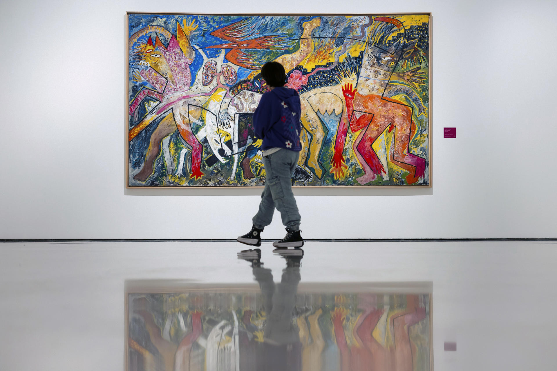 Una mujer delante de la obra, 'Mapa de carne' de Miquel Barceló durante la presentación de la exposición 'Pintura liberada. Joven figuración española de los 80' en el Museo Carmen Thyssen en Málaga, este lunes. EFE/Carlos Díaz