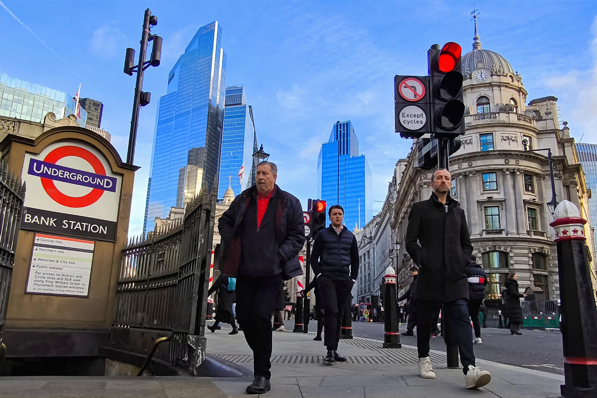 El Banco de Inglaterra mantuvo este jueves los tipos de interés sin cambios, en el 4,5 %, al considerar que existen riesgos para la economía británica por la incertidumbre comercial y geopolítica a nivel global y la persistente inflación en el Reino Unido. EFE/ Guillermo Garrido/Archivo