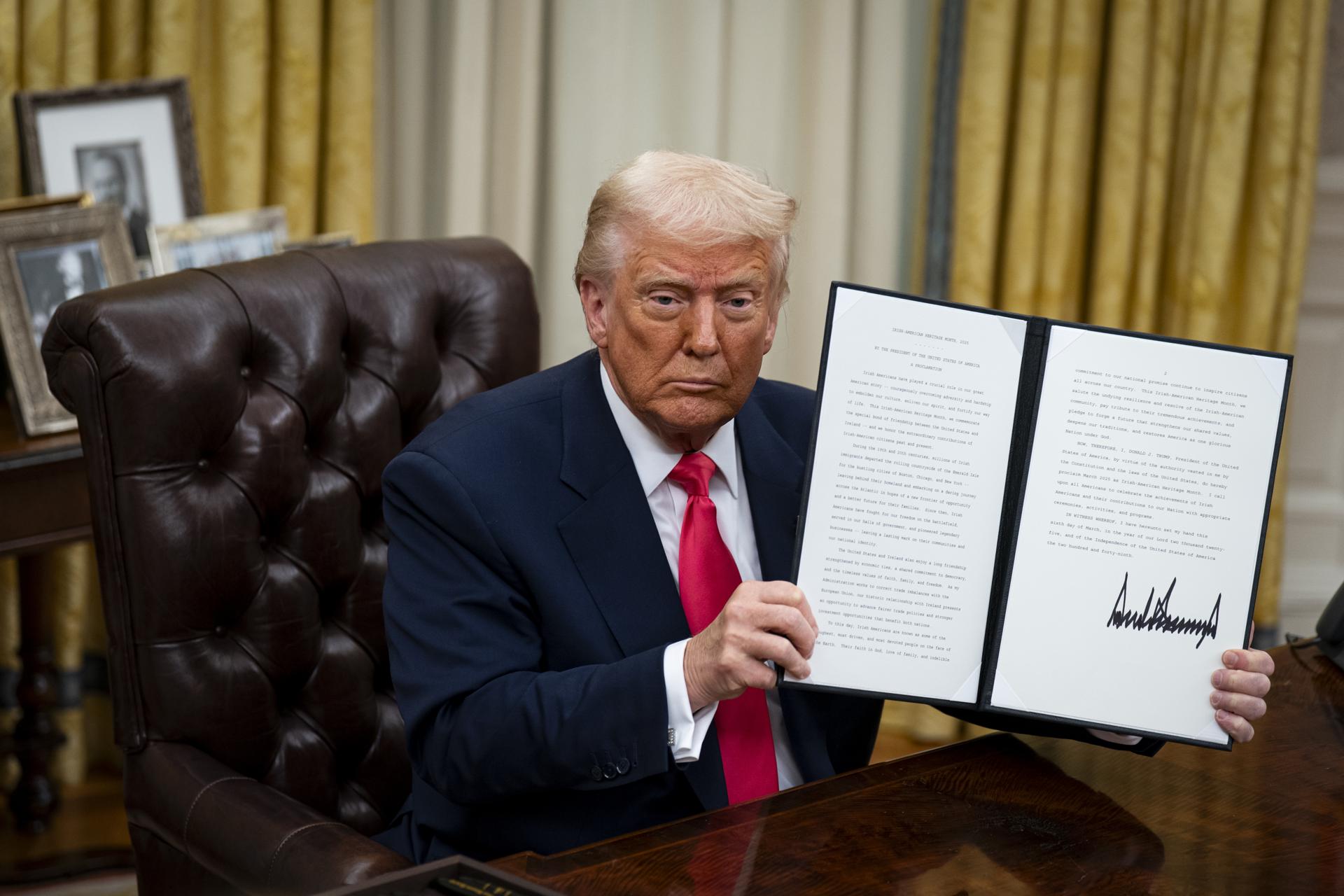 El presidente de Estados Unidos, Donald Trump, fue registrado este jueves, 6 de marzo, al mostrar las órdenes ejecutivas que pausan hasta el 2 de abril los aranceles del 25 % a los bienes de México y Canadá importados a su país, en la Oficina Oval de la Casa Blanca, en Washington DC (EE.UU.). EFE/Al Drago/Pool