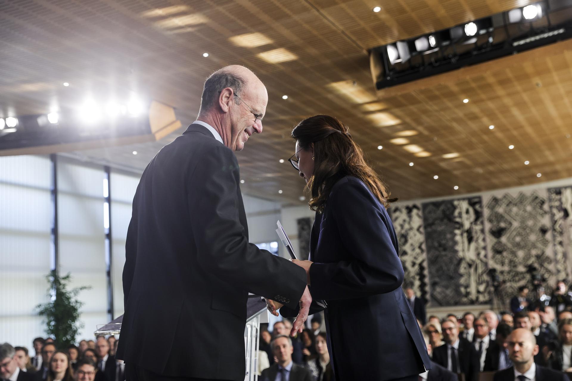 El ministro francés de Economía, Éric Lombard (I), saluda a la viceprimera ministra ucraniana y titular de la cartera de Economía, Yulia Svyrydenko (D), en la presentación del 'Fondo Ucrania' sobre inversiones francesas en ese país en el Ministerio de Economía en París, el 7 de marzo de 2025. (EFE/EPA/TERESA SUAREZ