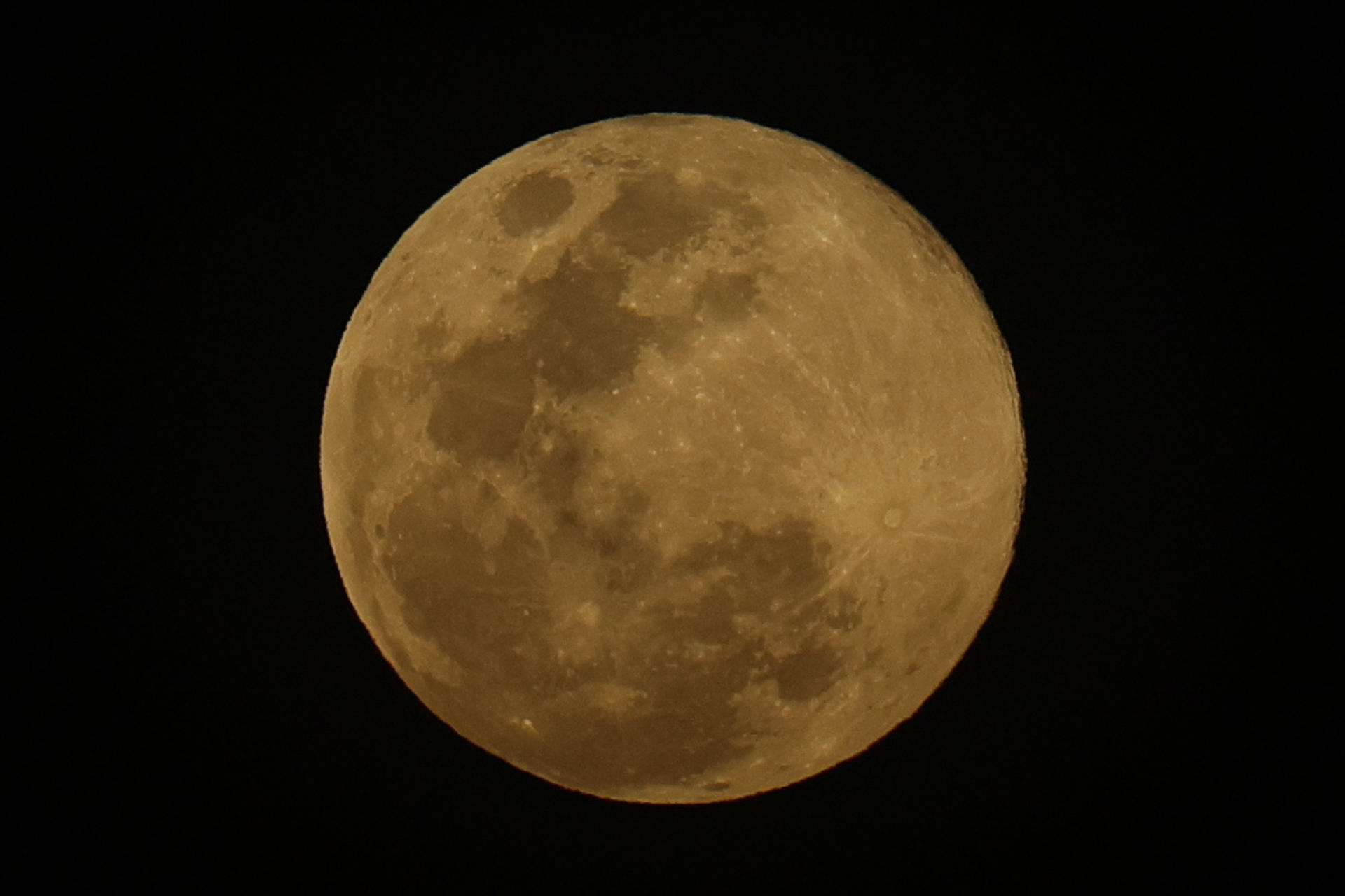 Fotografía de la luna llena, en una imagen de archivo. EFE/ Bienvenido Velasco
