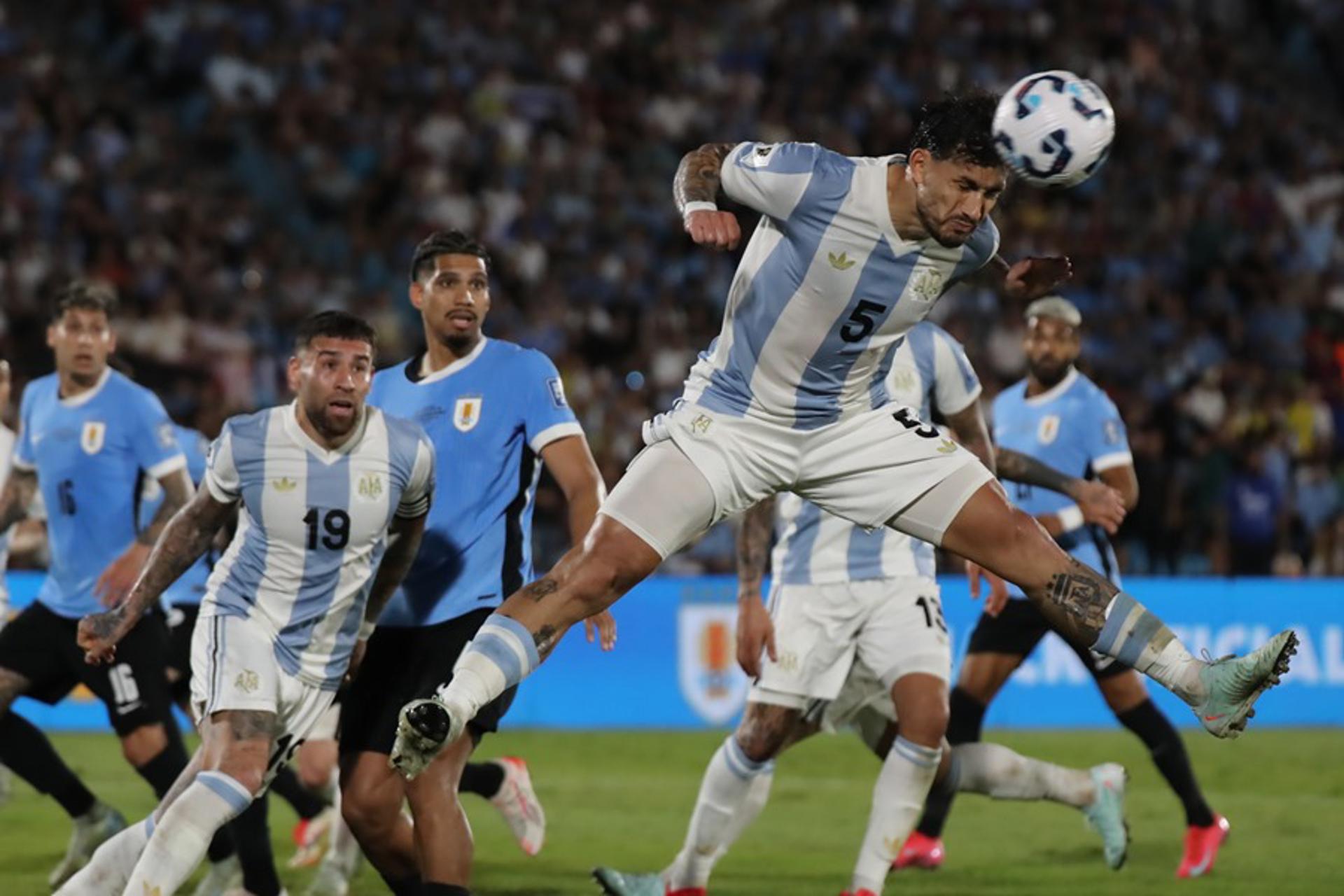 Leandro Paredes (d) de Argentina despeja un balón este viernes, en un partido de las eliminatorias sudamericanas para el Mundial de 2026. EFE/ Raúl Martínez