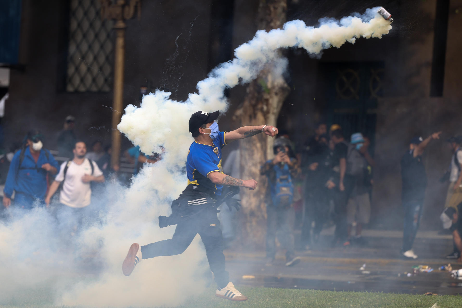 Un manifestante se enfrenta a miembros de la policía argentina este miércoles, frente al Congreso de la Nación en Buenos Aires (Argentina). EFE/ Juan Ignacio Roncoroni