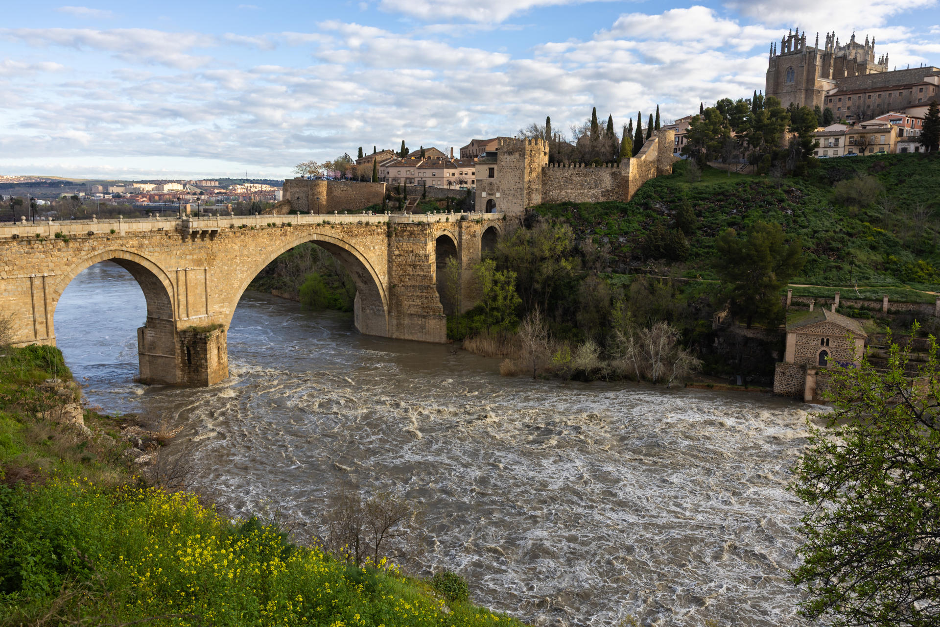 TOLEDO, 12/03/2025.- Toledo -Vista de la crecida del río Tajo a su paso por Toledo este miércoles. EFE/Ángeles Visdómine