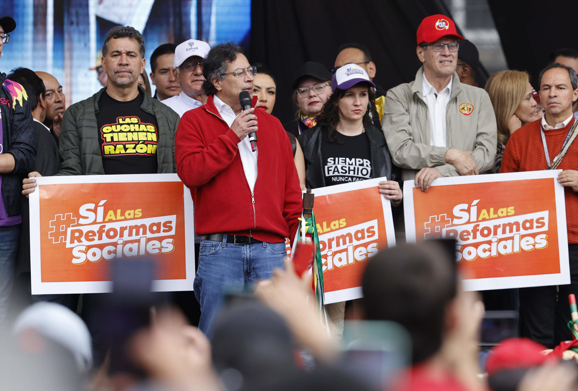 El presidente de Colombia, Gustavo Petro, habla en la Plaza de Bolivar de Bogotá (Colombia). EFE/ Mauricio Dueñas Castañeda