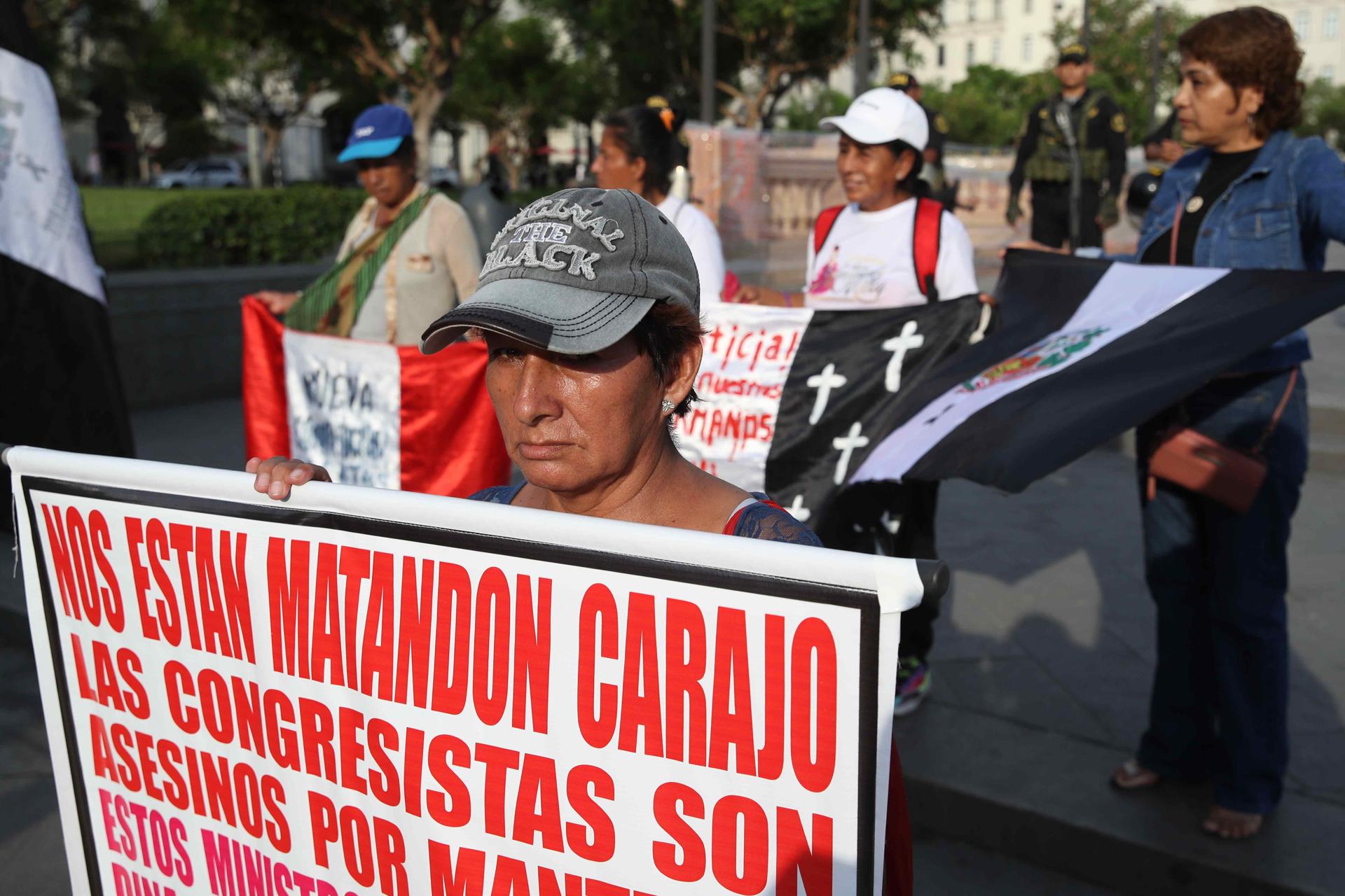 Personas participan en una manifestación este viernes, en la Plaza San Martín en Lima (Perú). EFE/ Paolo Aguilar