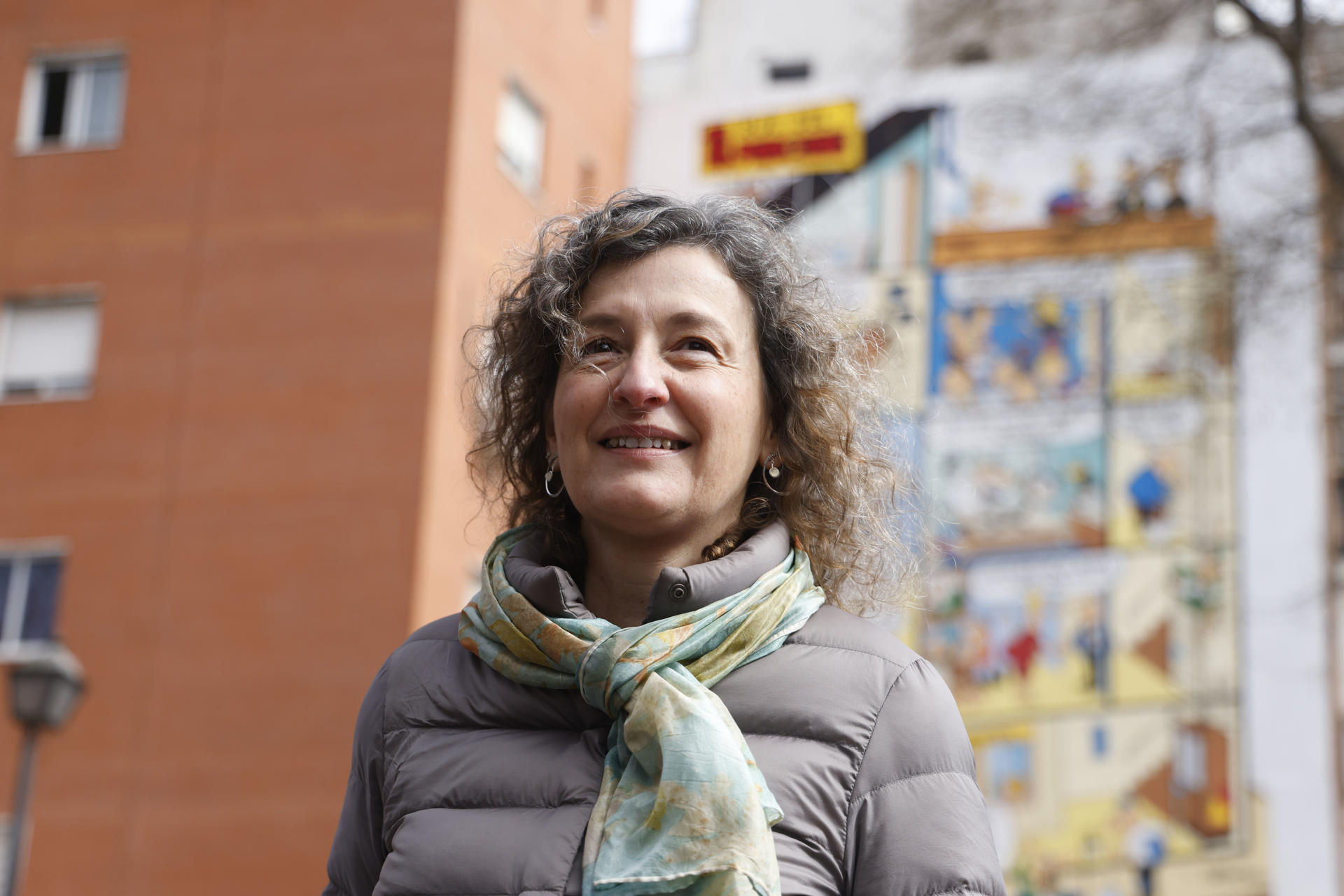 Nuria Ibañez, hija de Francisco Ibañez, asiste a la inauguración de un mural en el barrio madrileño de Carabanchel, este viernes, por el I Día Oficial de Francisco Ibáñez, autor de series y personajes míticos como 'Mortadelo y Filemón', 'La familia Trapisonda', '13, Rue del Percebe' o 'El botones Sacarino'. EFE/ Blanca Millez