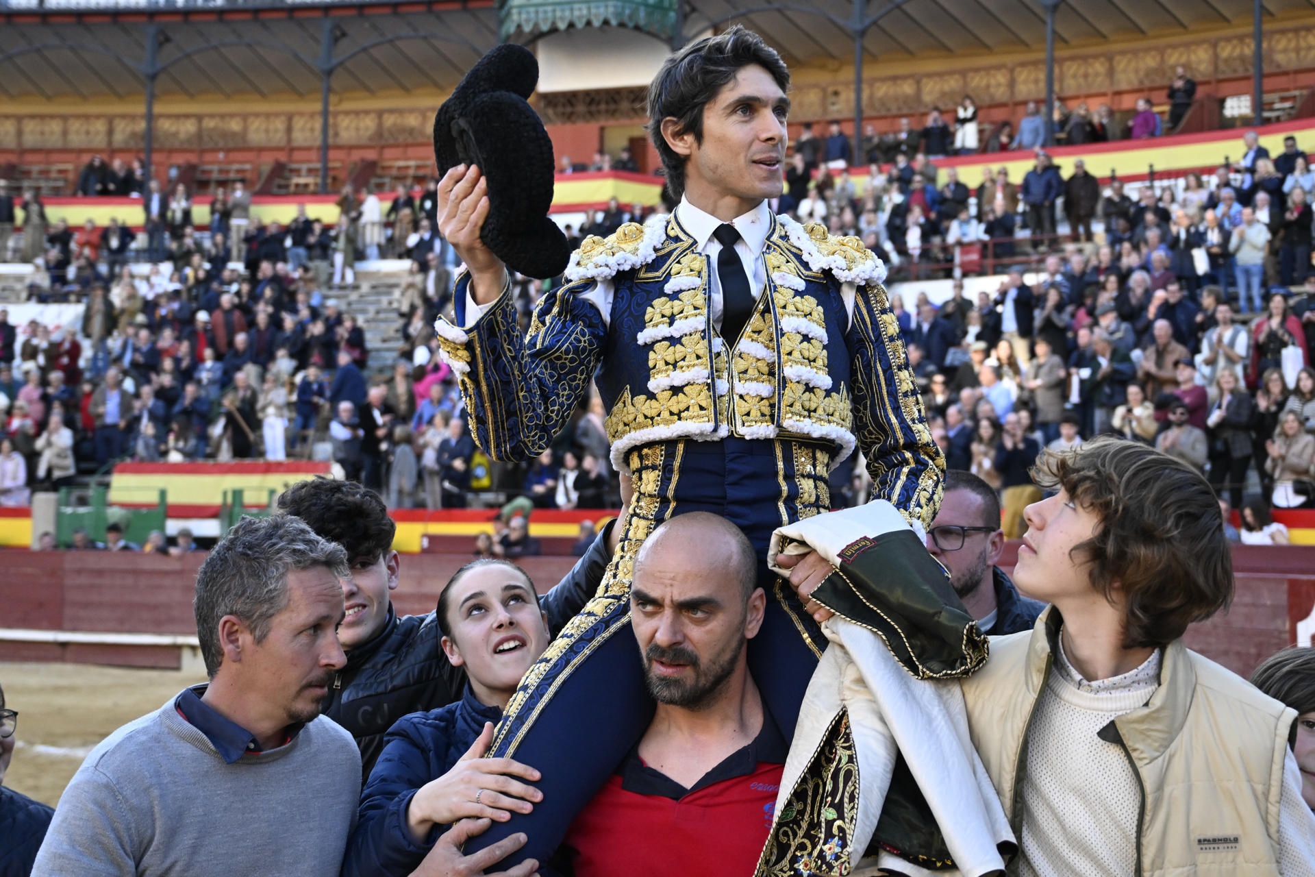 El diestro francés Sebastián Castella sale a hombros tras cortar dos orejas esta tarde en el último día de la Feria de la Magdalena 2025 de Castellón (Comunidad Valenciana), con reses de Juan Pedro Domecq. EFE/ Andreu Esteban