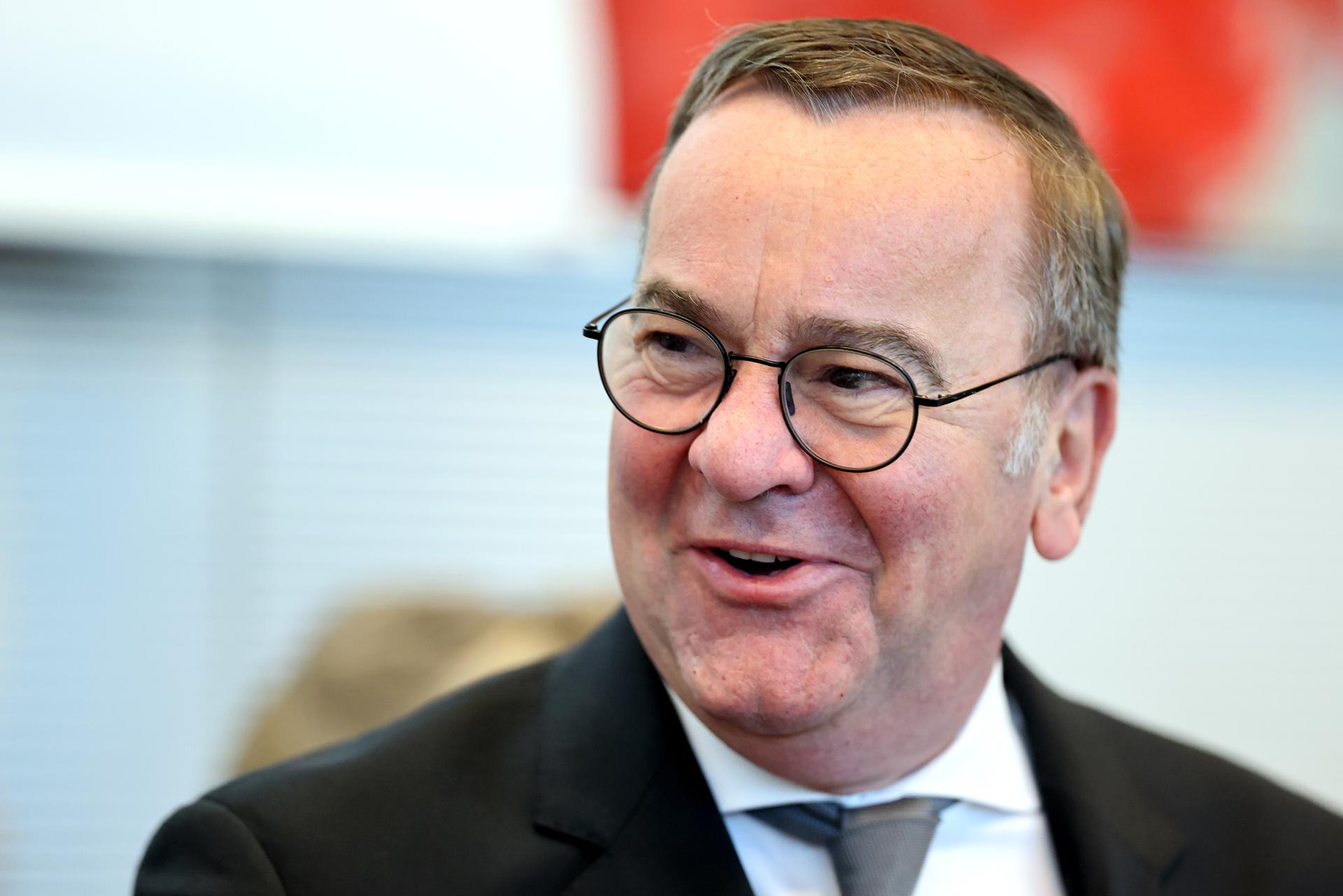 El ministro de Defensa alemán, Boris Pistorius, asiste a una sesión plenaria especial del 'Bundestag' (parlamento alemán), en Berlín el 18 de marzo de 2025. EFE/EPA/HANNIBAL HANSCHKE
