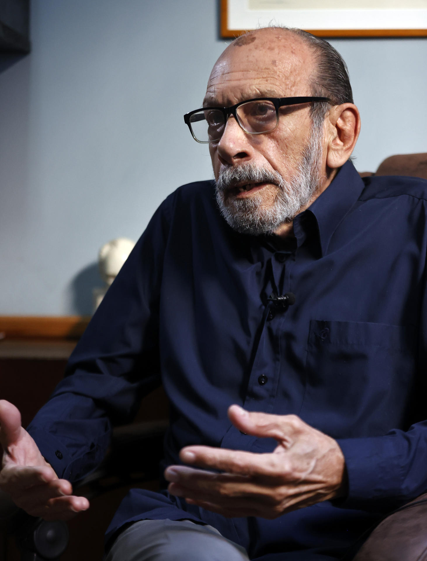 Fotografía del 5 de marzo del experto en turismo dentro y fuera de Cuba, José Luis Perelló, hablando durante una entrevista con EFE, en la Habana (Cuba). EFE/ Ernesto Mastrascusa
