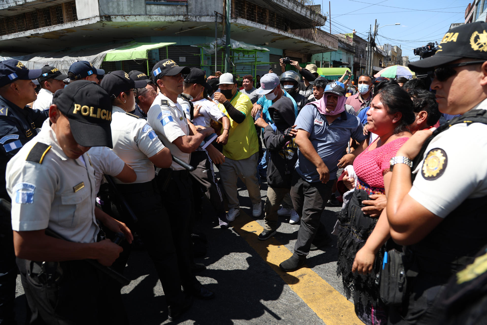 Integrantes de la Policía Nacional Civil de Guatemala y manifestantes civiles fueron registrados este miércoles, 19 de marzo, al enfrentarse, durante una protesta en rechazo al seguro vehicular obligatorio que fue decretado por el Gobierno nacional, en Ciudad de Guatemala (Guatemala). EFE/Mariano Macz