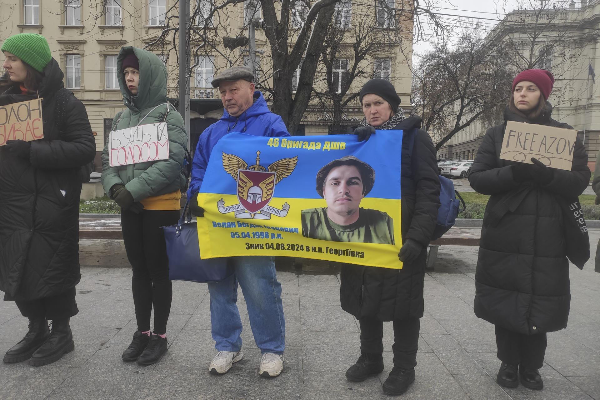 Familiares y amigos de los soldados ucranianos cautivos en una manifestación reciente en Lviv, instando al mundo a no olvidarse de sus seres queridos en cautiverio. El regreso de 197 soldados ucranianos del cautiverio ruso alivia a cientos de familias tras años de separación e incertidumbre, pero la espera continúa para miles de familias más, mientras que Kiev señala que la liberación de todos los prisioneros, incluidos los civiles, es clave para pedir la disposición rusa a alcanzar la paz. EFE/Rostyslav Averchuk