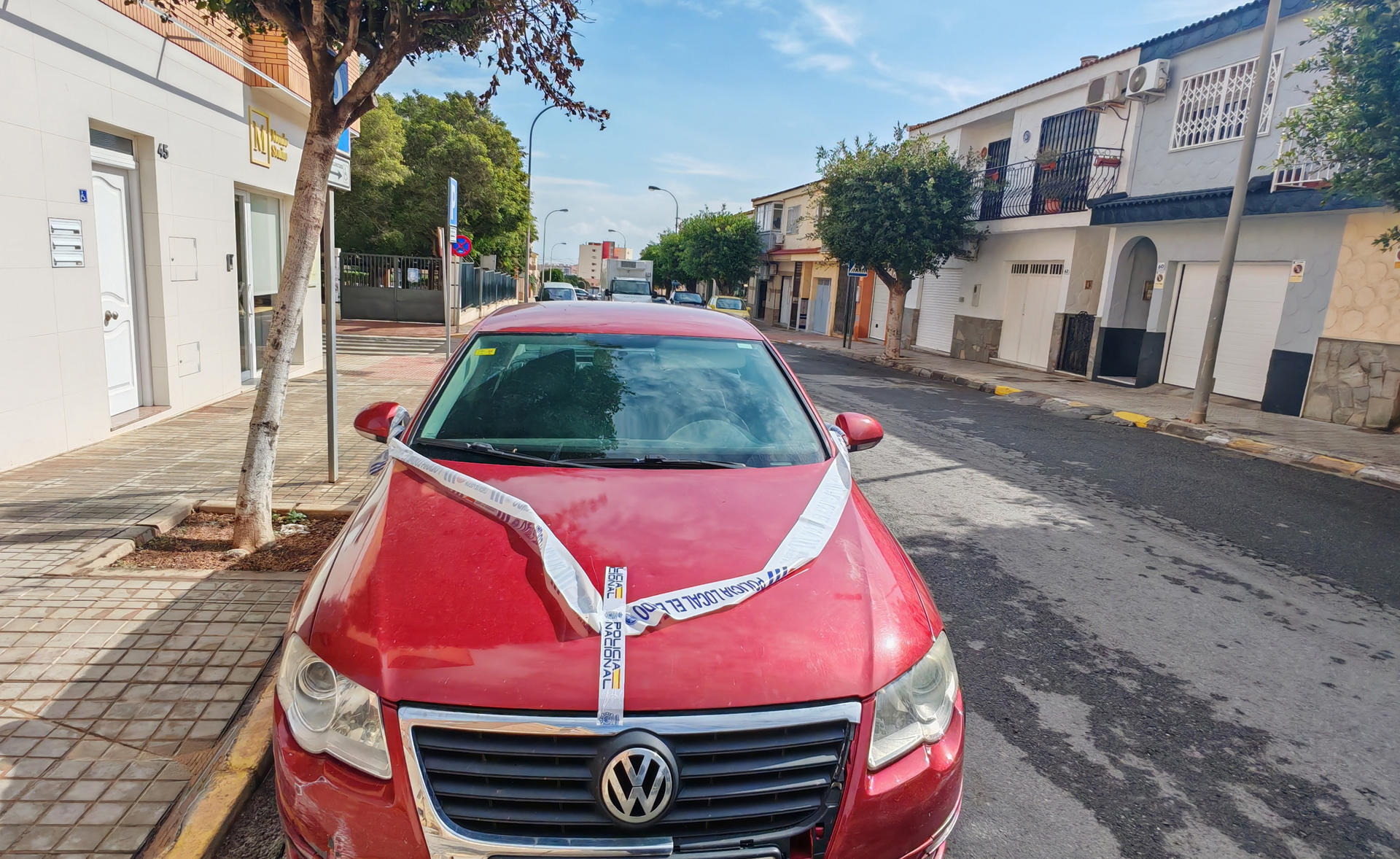 Vehículo incautado de uno de los fallecidos de un tiroteo en plena calle Francisco Ayala de la localidad almeriense de El Ejido en el que un menor de 17 años ha muerto, esta madrugada de viernes, víctima a manos de un hombre, de unos 30, que posteriormente se ha quitado la vida, un suceso que podría estar motivado por un "triángulo amoroso", según ha informado la Policía Nacional en un comunicado. EFE/Carlos Barba