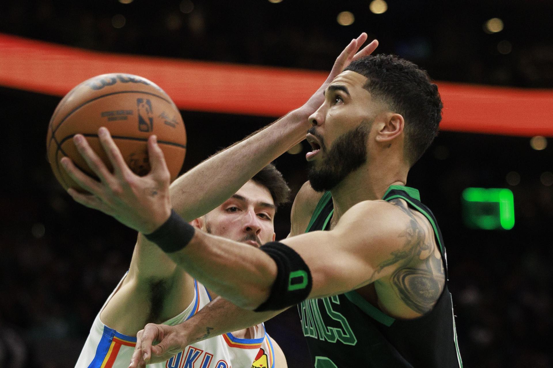 El ala-pívot de Celtics, Jayson Tatum (d), lanza a canasta ante la presión del ala-pívot de Oklahoma City Thunder, Chet Holmgren (i), durante el partido jugado en Boston. EFE/EPA/CJ GUNTHER