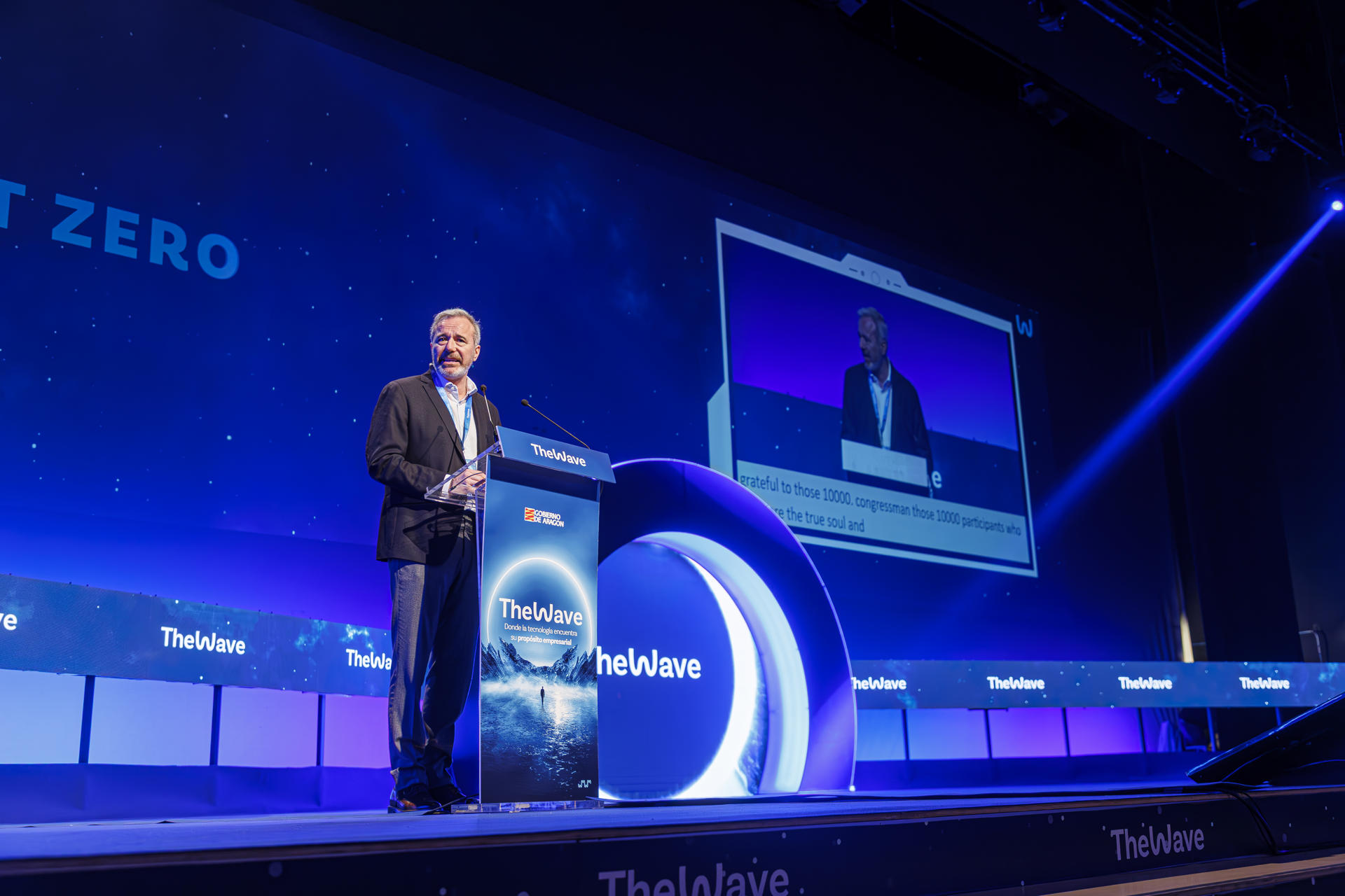 La directora de Políticas Públicas para IA Generativa en AWS para EMEA, Sasha Rubel, interviene en la jornada inaugural del congreso tecnológico 'The Wave', un escaparate de la innovación por el que pasarán más de cien ponentes de empresas como Amazon Web Services, Microsoft, Inetum, Google, TikTok o Zero Error. EFE.JAVIER BELVER
