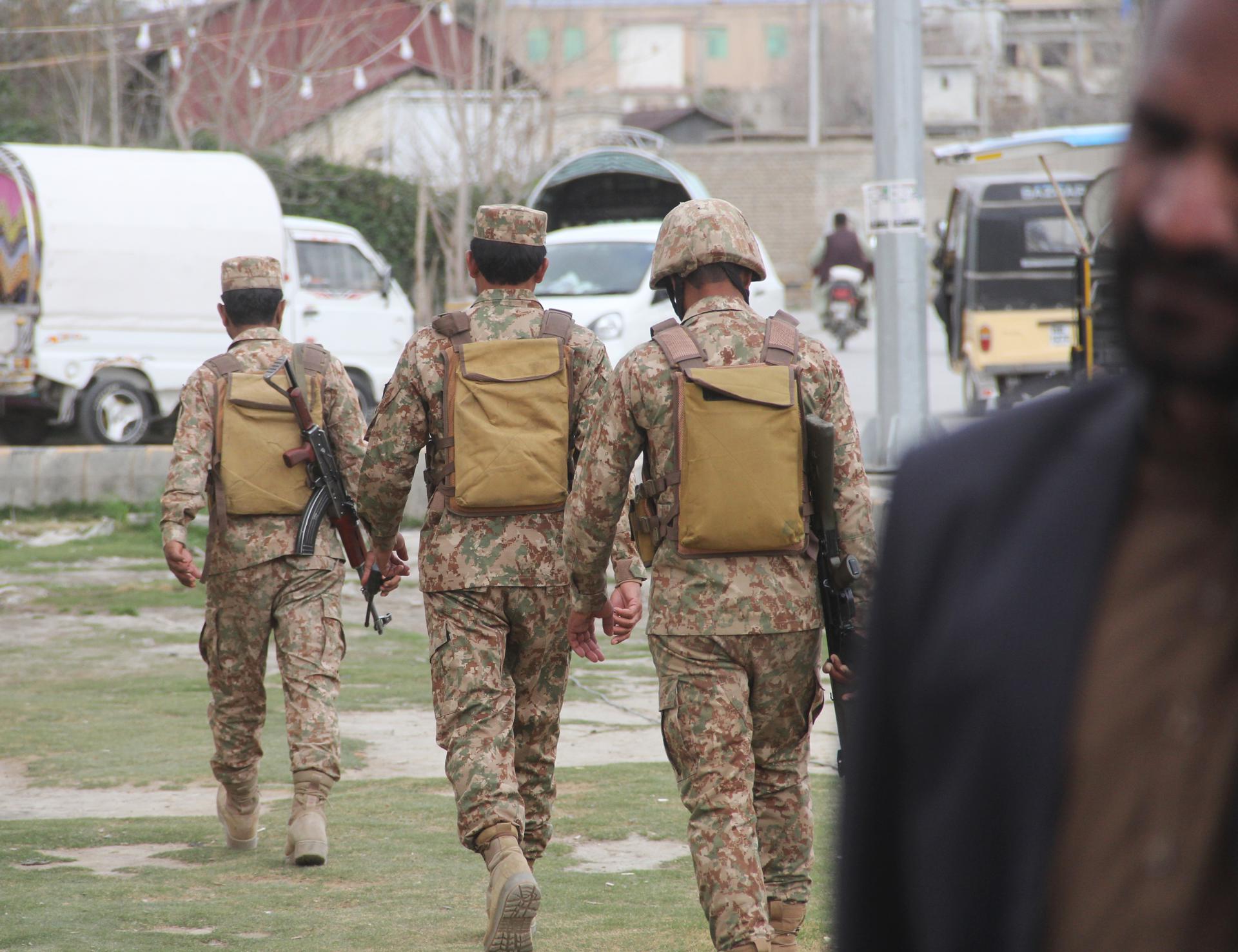 Funcionarios de seguridad paquistaníes vigilan la estación de Quetta tras un ataque de separatistas baluchis al tren 'Jaffar Express' con destino a Peshawar, en Quetta, provincia de Baluchistán, Pakistán, el 12 de marzo de 2025. EFE/EPA/SAMI KHAN