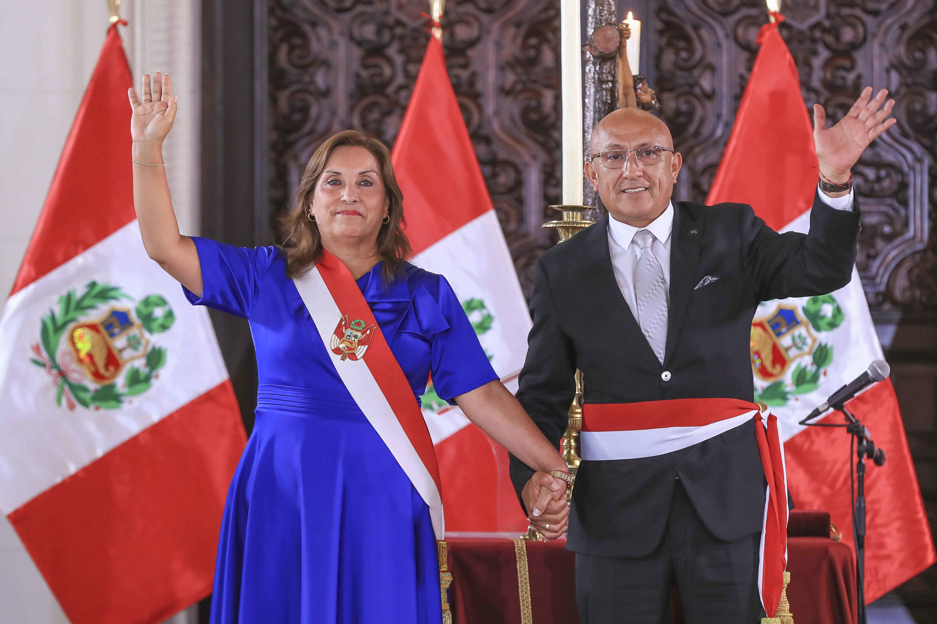 Fotografía cedida este lunes por la presidencia de Perú de la presidenta Dina Boluarte (i) saludando junto al nuevo ministro del Interior Julio Díaz Zuleta en Lima (Perú). EFE/ Presidencia de Perú