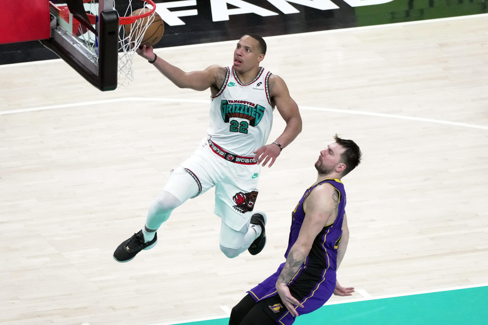 Desmond Bane (i) de Grizzlies en acción ante Los Angeles Lakers. EFE/ Karen Pulfer Focht