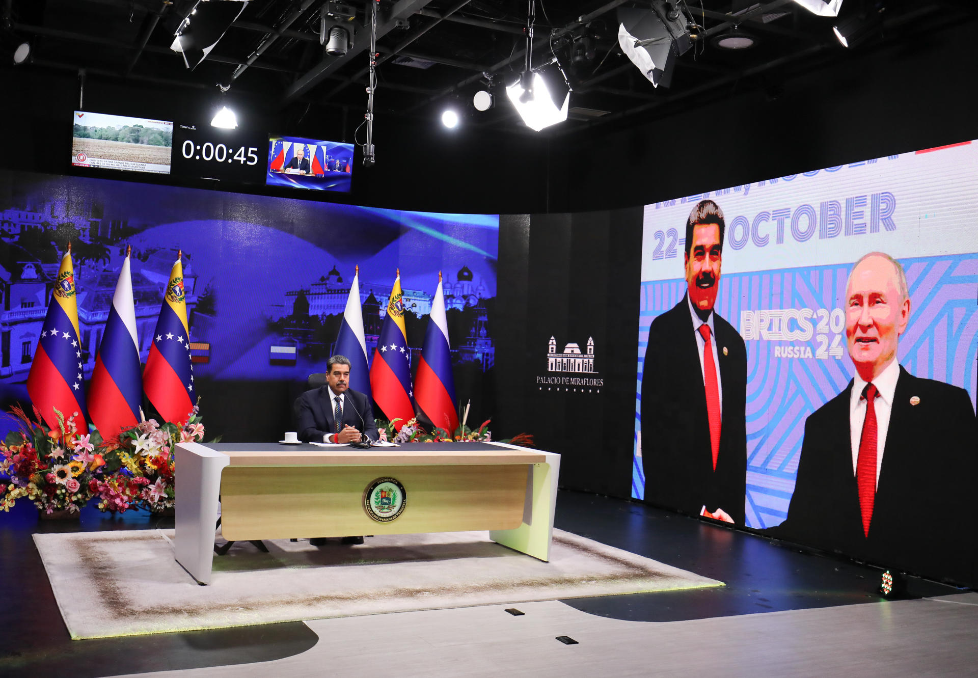 Fotografía cedida donde se observa a Nicolás Maduro en una videoconferencia oficial con el presidente de Rusia, Vladímir Putin. EFE/ Palacio de Miraflores