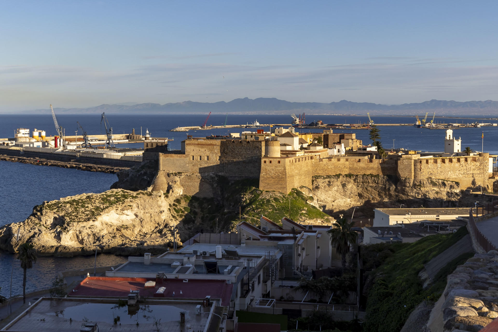 Vistas del recinto amurallado de Melilla la Vieja, que en su día fueron la clave para la resistencia de Melilla durante el asedio de las tropas del sultán Sidi Mohamed Ben Abdallah. Este miércoles, 19 de marzo, se cumplen 250 años del final del último gran asedio que sufrió Melilla, el más largo e importante de su historia. EFE/ Paqui Sánchez