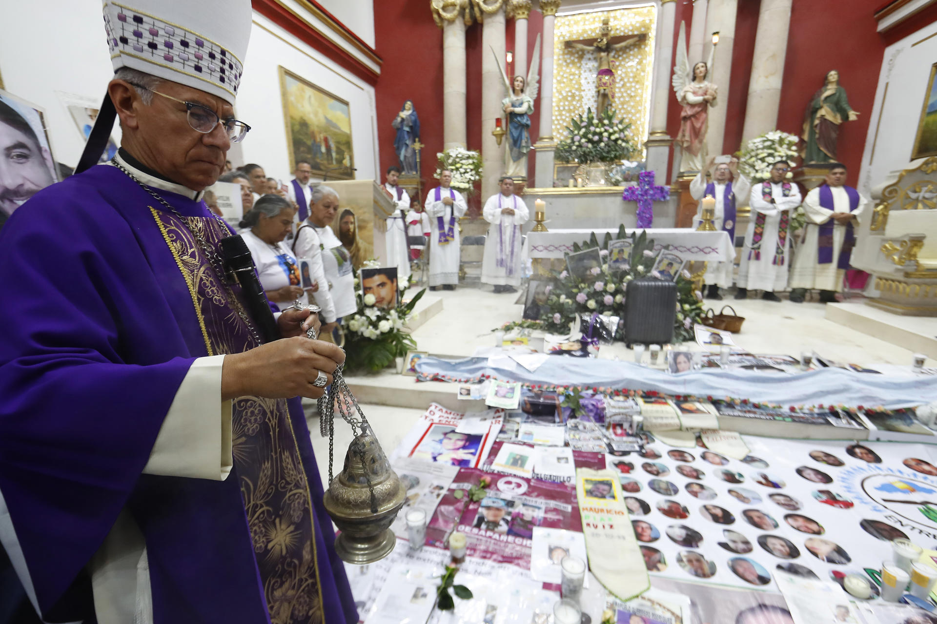 Un grupo de sacerdotes católicos fue registrado este domingo, 16 de marzo, al presidir una eucaristía en memoria de los desaparecidos de Teuchitlán, en Jalisco (México). EFE/Francisco Guasco