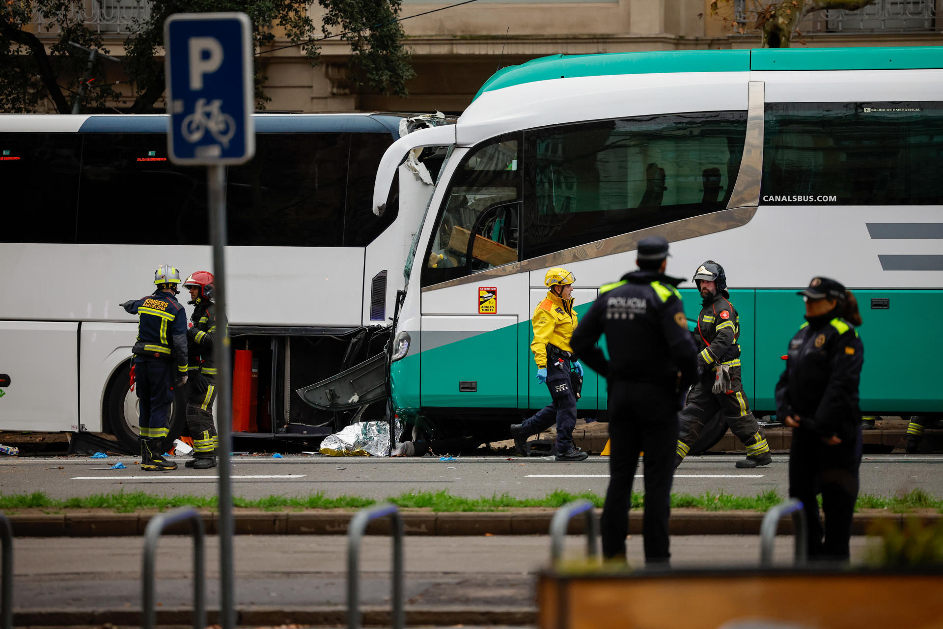Los autobuses accidentados ayer en Barcelona. EFE/Alberto Estévez