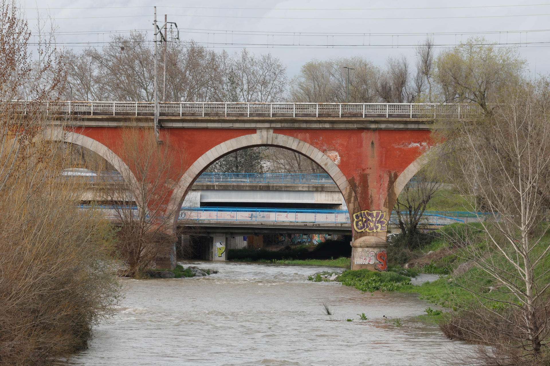 Fotografía del cauce del río Manzanares este jueves, entre el Puente de los Franceses y la presa del Pardo, en Madrid. El Ayuntamiento de Madrid ha dado a conocer que está siguiendo de cerca las recientes crecidas de los ríos Manzanares y Jarama, como consecuencia del desembalse de la presa del Pardo. Según ha informado la vicealcaldesa de Madrid, Inma Sanz, tras la junta de Gobierno, las autoridades locales mantienen un monitoreo constante de la situación y colaboran con Confederación Hidrográfica, el Canal Isabel II y la Comunidad de Madrid para minimizar los riesgos para la población. EFE/ Zipi Aragón