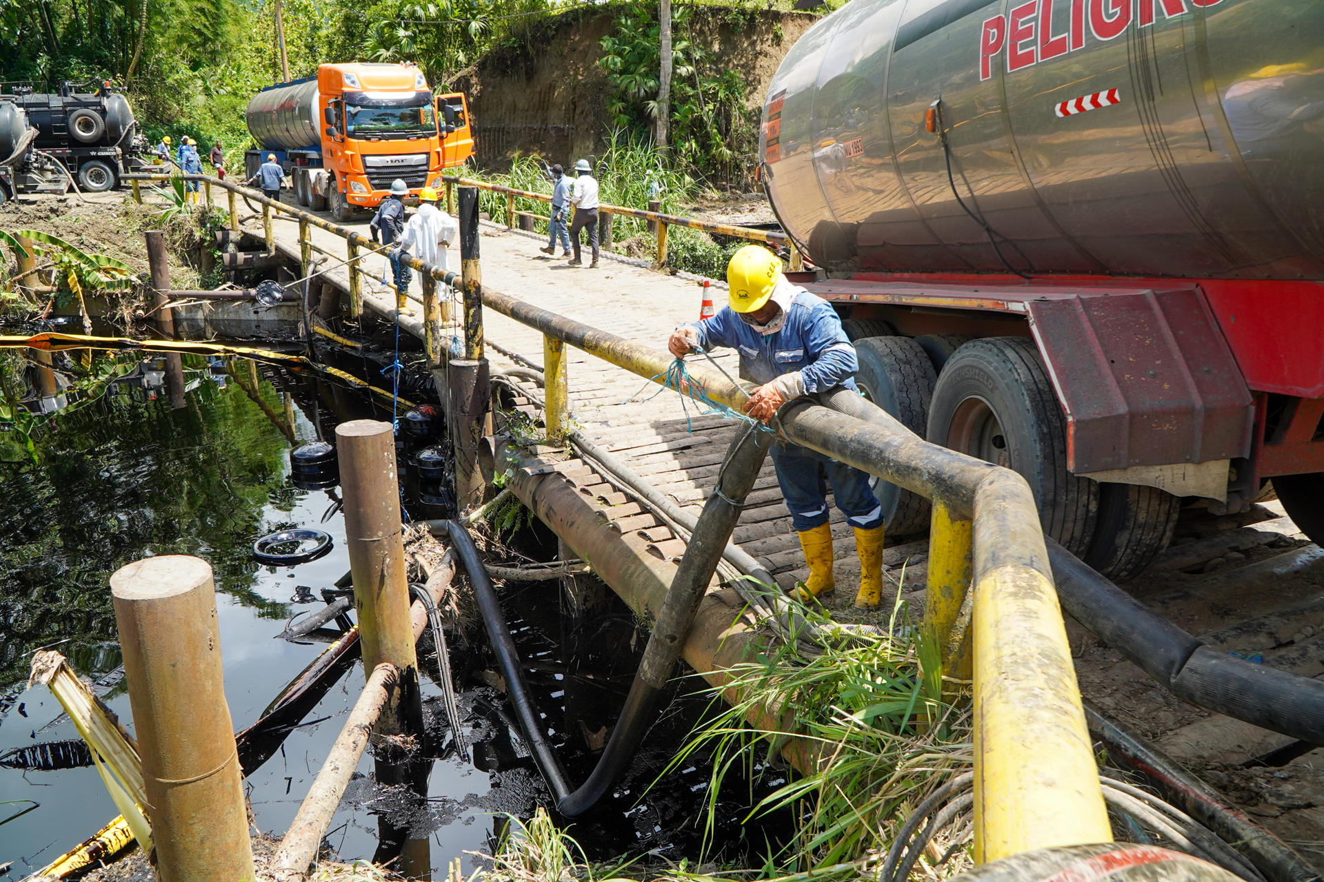 Fotografía cedida este viernes por el Cuerpo de Bomberos de Esmeraldas del río Viche, afectado por el derrame de petróleo en la tubería principal del Sistema de Oleoductos Transecuatoriano (Sote), en el municipio de Quinindé (Ecuador). EFE/ Bomberos De Esmeraldas