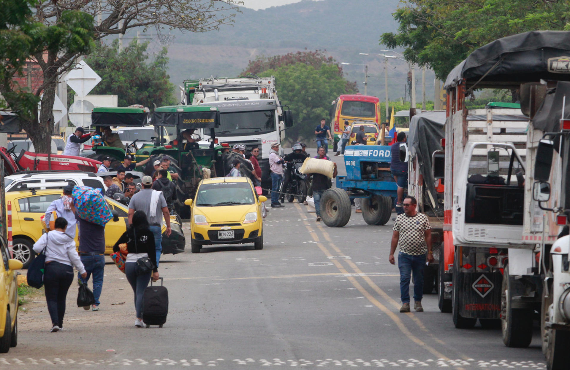 Cultivadores de arroz bloquean una vía este martes, en Cúcuta (Colombia). EFE/ Mario Caicedo