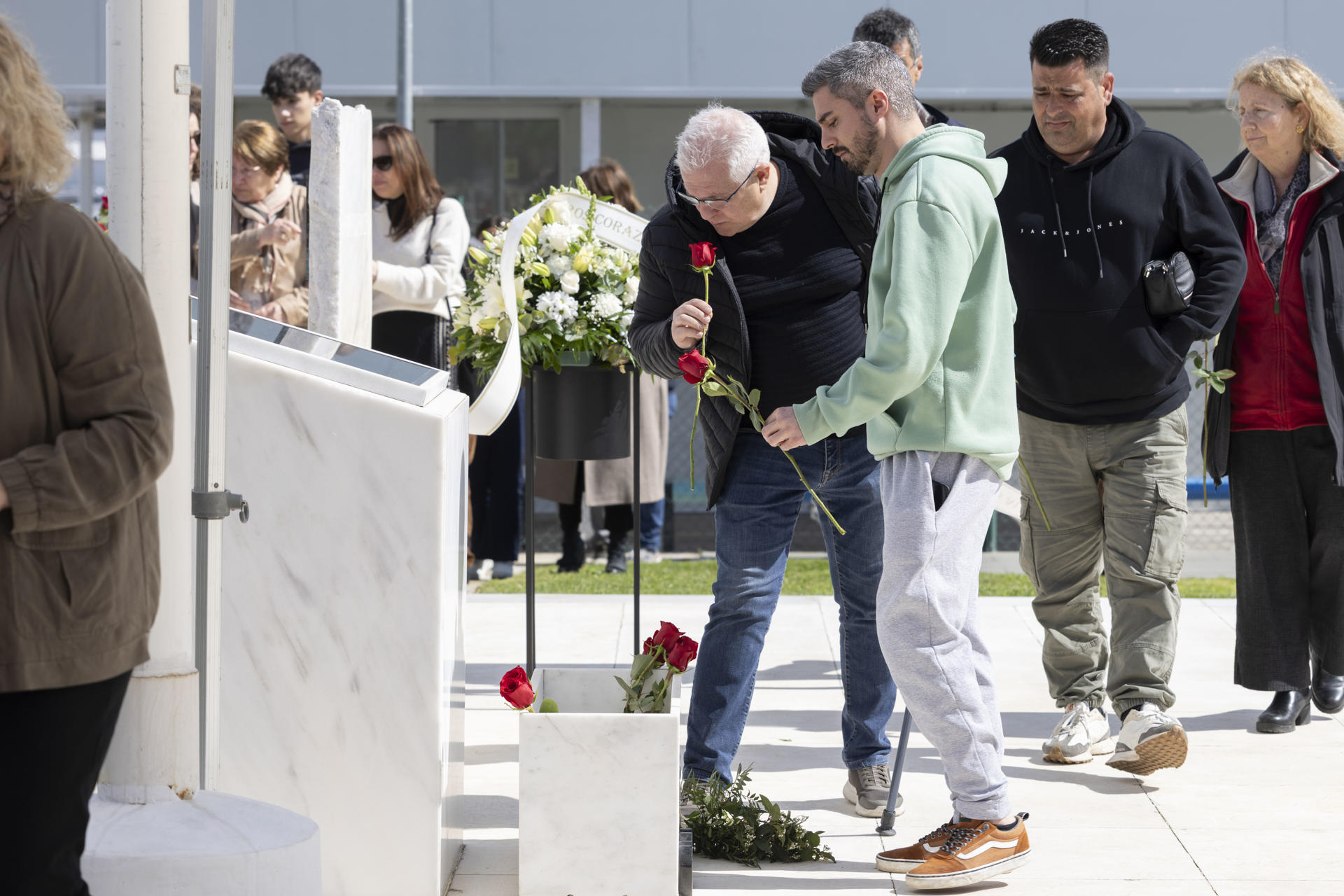 Familiares de víctimas de la catástrofe aérea de Germanwings depositan flores ante un monumento conmemorativo durante el acto de recuerdo a las víctimas en el décimo aniversario del suceso en el Aeropuerto de Barcelona, este domingo. El 24 de marzo de 2015, el copiloto de un vuelo de la compañía Germanwings que cubría el trayecto entre Barcelona y Düsseldorf (Alemania), Andreas Lubitz, estrelló deliberadamente el aparato que dirigía contra los Alpes franceses, lo que provocó la muerte de 150 personas. EFE/ Marta Pérez