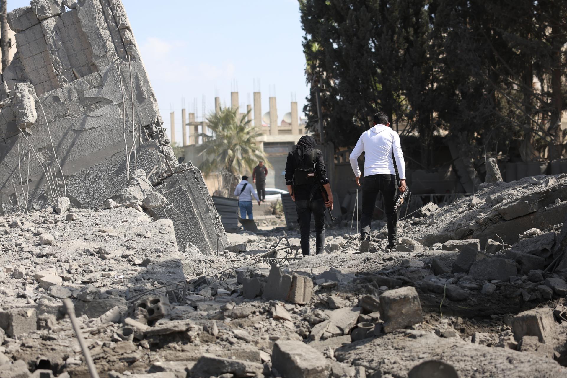 Las fuerzas de seguridad sirias inspeccionan un edificio destruido después de un ataque aéreo israelí en la ciudad de Deraa, en el sur de Siria, el 18 de marzo de 2025. EFE/EPA/MOHAMMED AL RIFAI