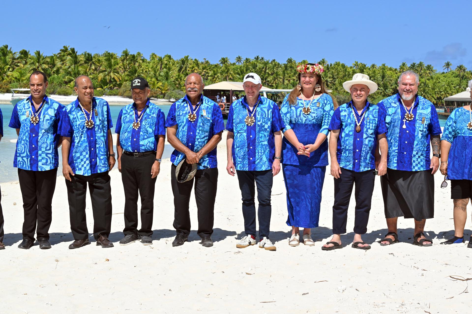 Archivo. Aitutaki (Cook Islands), 10/11/2023.- Australia'Äôs Prime Minister Anthony Albanese (C) and other Pacific leaders pose for a family photograph on One Foot Island after Leaders'Äô Retreat during the Pacific Islands Forum (PIF) at Aitutaki, Cook Islands, 09 November 2023. (Islas Cook) EFE/EPA/MICK TSIKAS AUSTRALIA AND NEW ZEALAND OUT