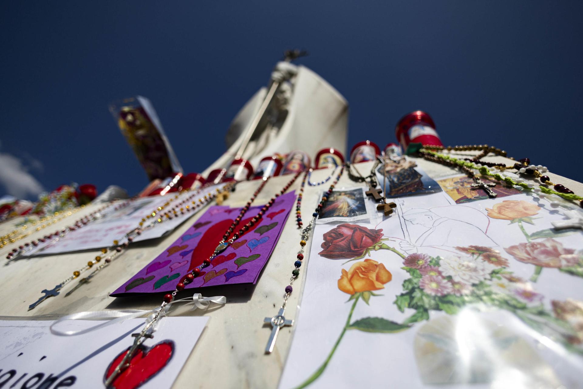 Mensajes de apoyo al Papa Francisco se exhiben en la estatua del Papa Juan Pablo II frente al Hospital Universitario Gemelli, donde está hospitalizado el Papa Francisco, en Roma, Italia, 07 de marzo de 2025. El pontífice fue ingresado en el Hospital Gemelli de Roma el 14 de febrero, debido a una infección en las vías respiratorias. (Papá, Italia, Roma) EFE/EPA/MASSIMO PERCOSSI