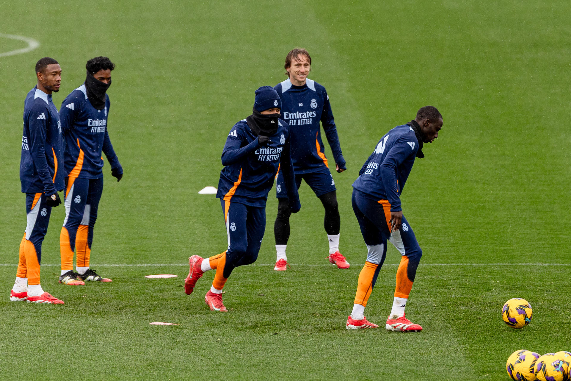 David Alaba, Endrick, Kylian Mbappé, Luka Modric y Ferland Mendy (i-d) durante el entrenamiento del Real Madrid en la Ciudad Deportiva de Valdebebas. EFE/Daniel González