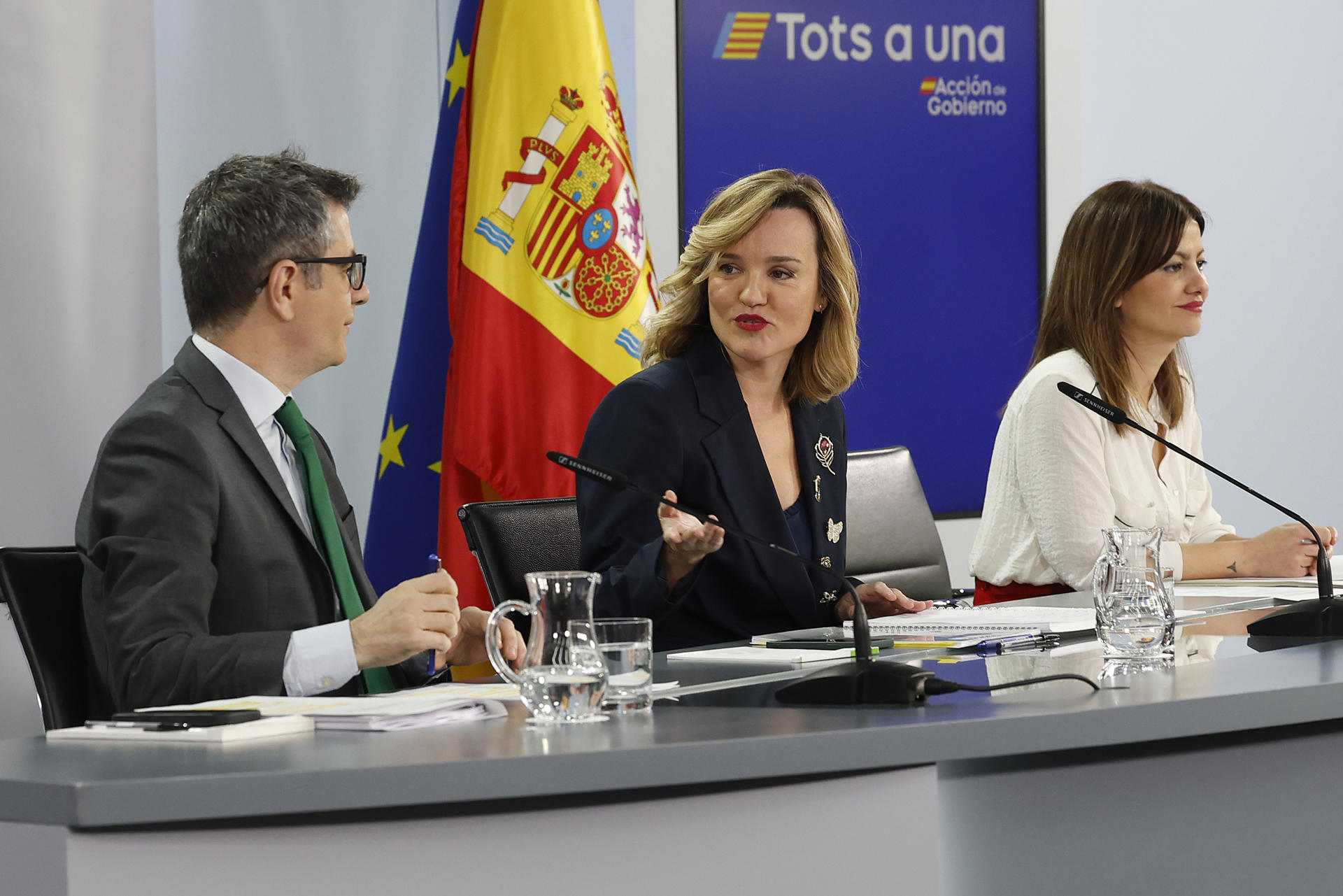 La ministra de Educación y portavoz del Gobierno, Pilar Alegría (c) la ministra de Juventud e Infancia, Sira Rego (d) y el ministro de Justicia y Presidencia, Félix Bolaños (i) durante la rueda de prensa tras el Consejo de Ministros celebrado este martes en el Palacio de La Moncloa, Madrid. EFE/JP Gandul
