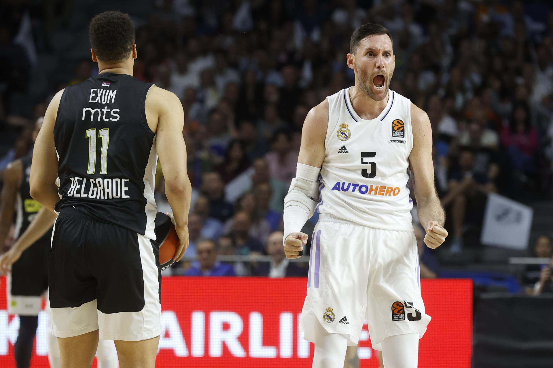 El alero del Real Madrid Rudy Fernández (i) celebra una canasta, durante un partido de la Euroliga ante el Partizan Belgrado. EFE/Juan Carlos Hidalgo