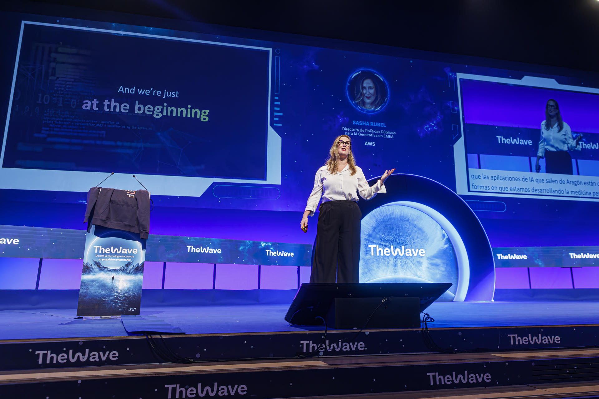 La directora de Políticas Públicas para IA Generativa en AWS para EMEA, Sasha Rubel, interviene en la jornada inaugural del congreso tecnológico 'The Wave', un escaparate de la innovación por el que pasarán más de cien ponentes de empresas como Amazon Web Services, Microsoft, Inetum, Google, TikTok o Zero Error. EFE.JAVIER BELVER