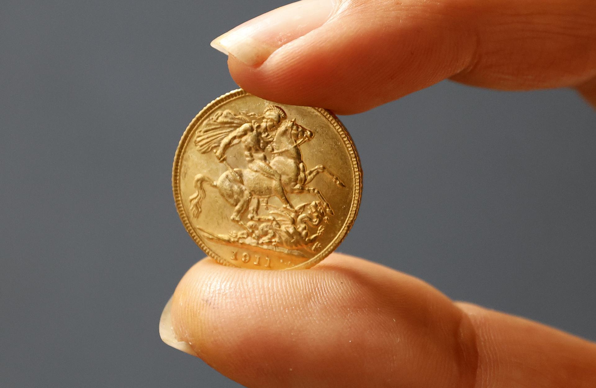 Una moneda de oro es analizada en la Feria de Numismática en Niza (Francia) hoy 19 de marzo de 2025.    EFE/EPA/SEBASTIEN NOGIER