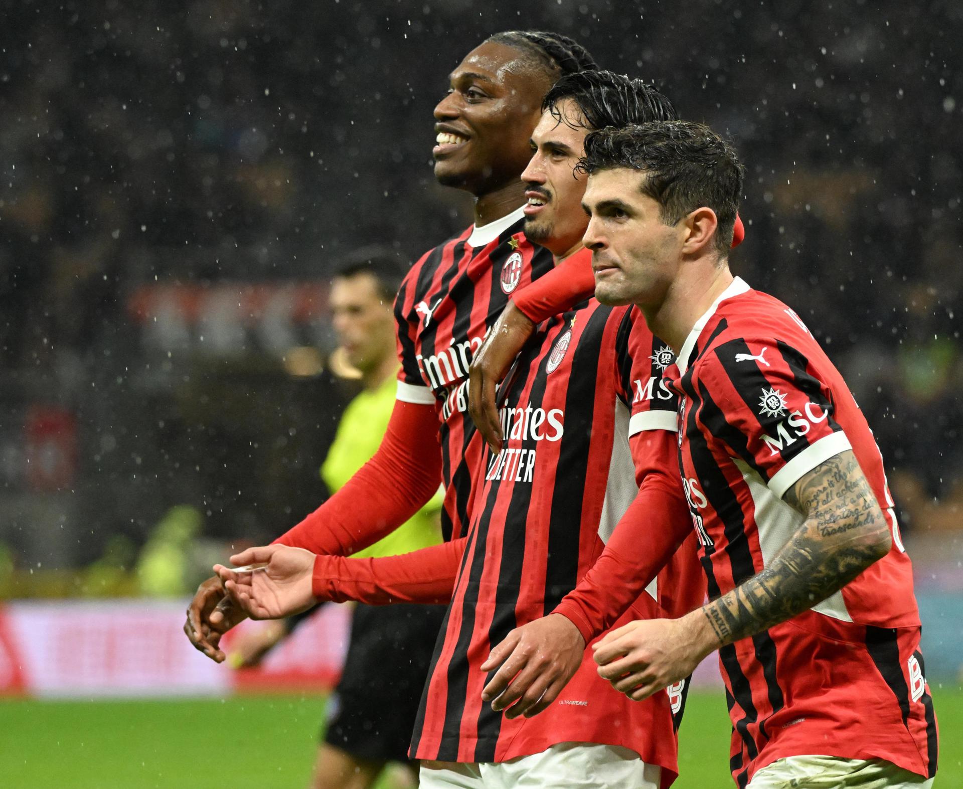 El jugador del AC Milan Tijjani Reijnders (c) celebra con sus compañeros Pulisic (d) y Rafael Leao durante el partido de la Serie A que han jugado AC Milan y Como en el Giuseppe Meazza Stadium en Milan, Italia. EFE/EPA/DANIEL DAL ZENNARO