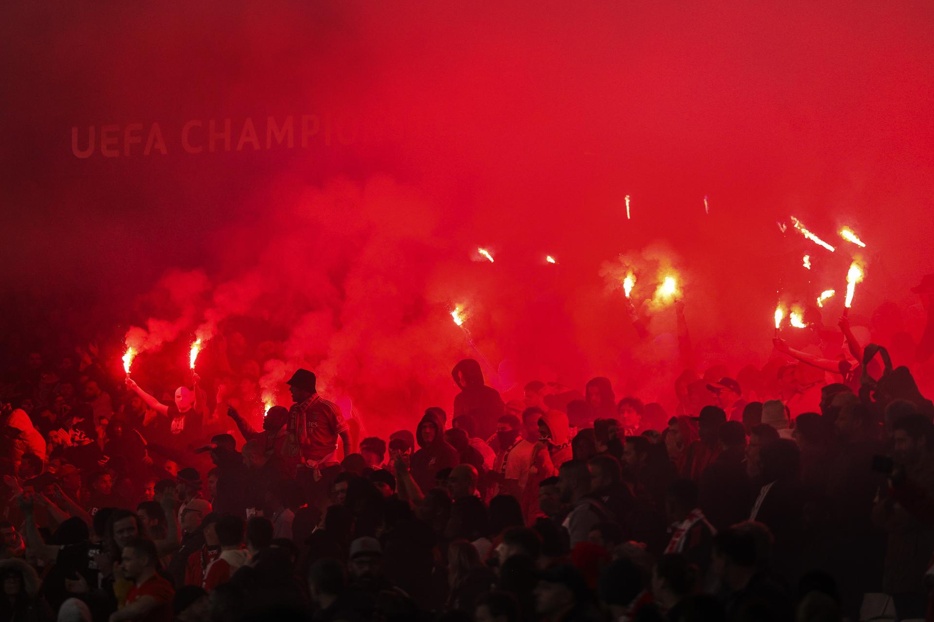 Hinchas del Benfica durante el partido de ida de octavos de la UEFA Champions League en Da Luz , Lisboa, Portugal. EFE/EPA/MIGUEL A. LOPES